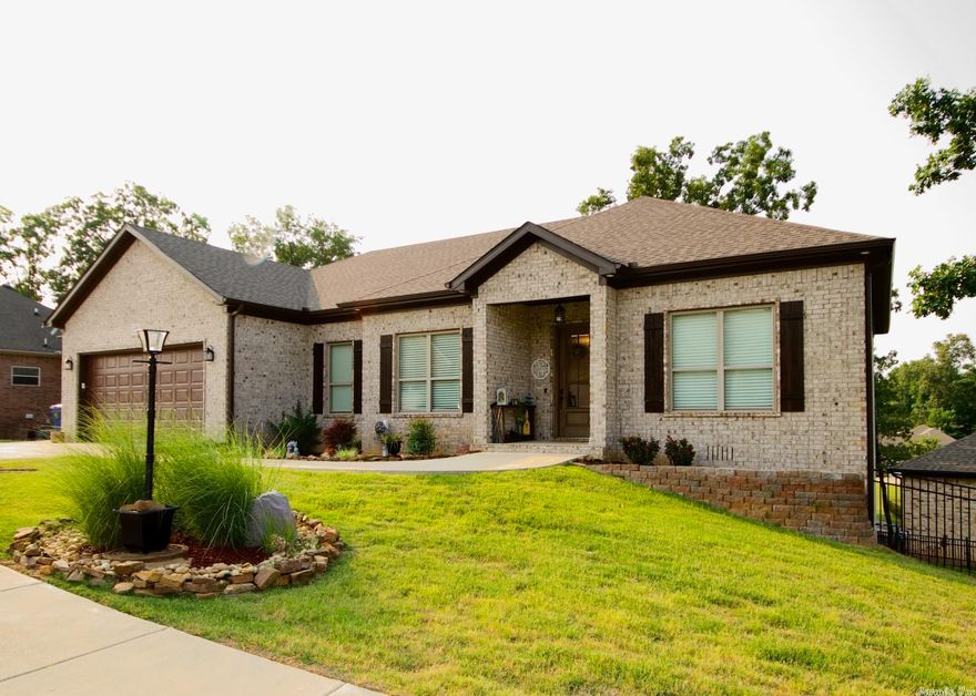 Beautiful 3 bedroom 2 bath home with open floor plan, gorgeous granite countertops accented by a rock backsplash, large walk-in pantry, electric log fireplace, smarti-vac system, master bedroom has a large closet with built in cabinets and mirror, sprinkler system. See Agent Remarks