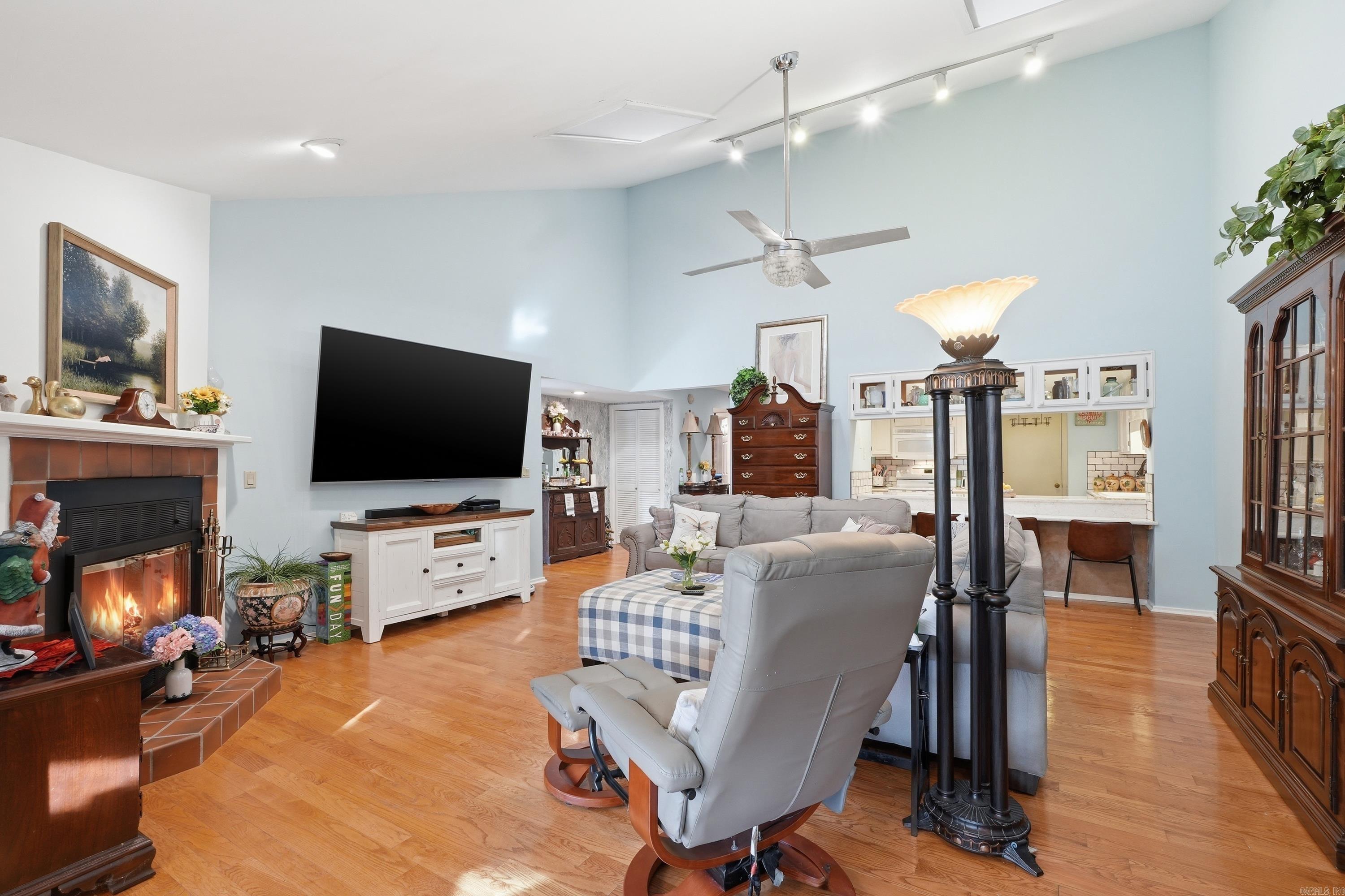 COUNTRY CLUB RIDGE TOWN - Residential