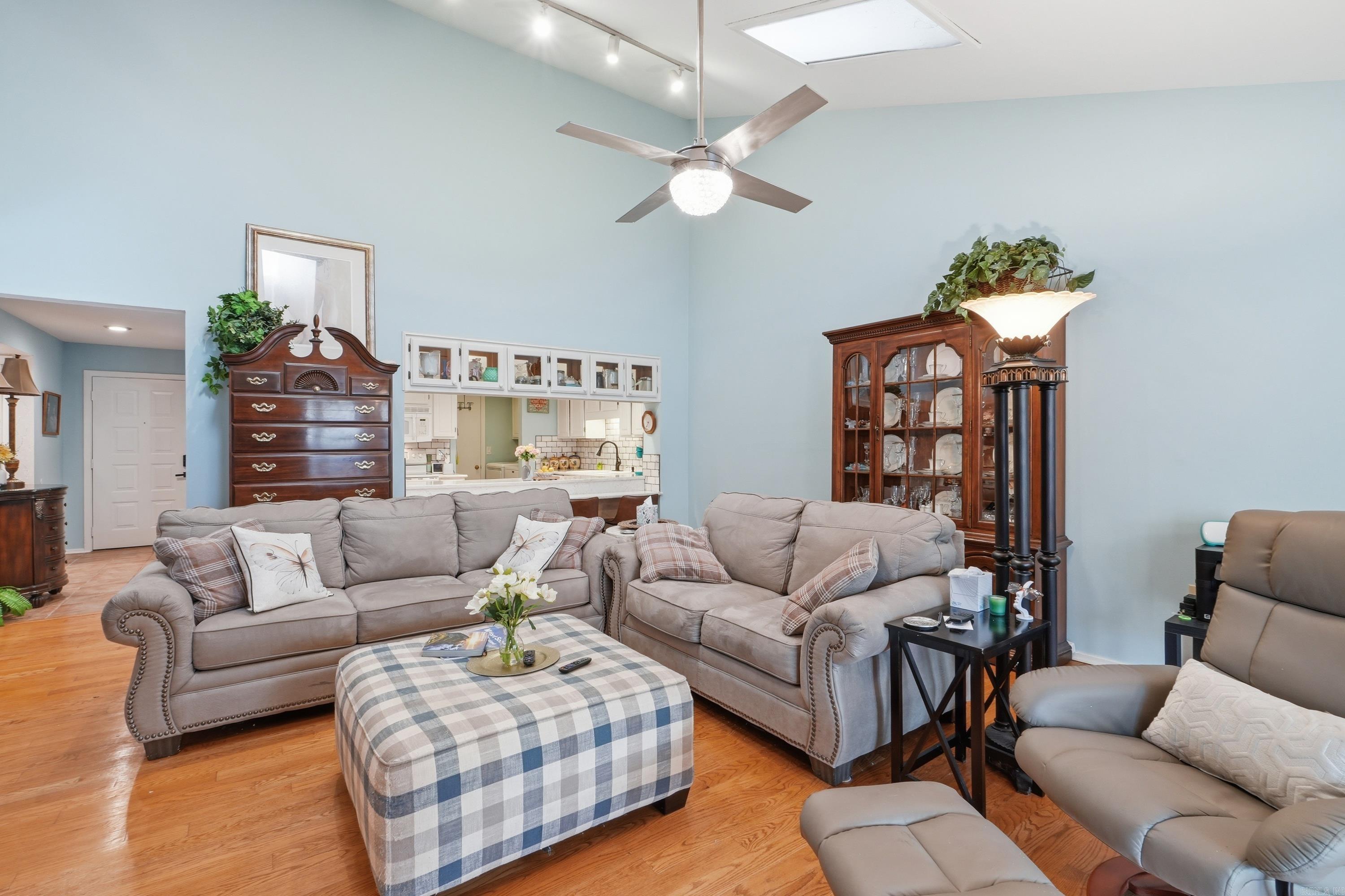 COUNTRY CLUB RIDGE TOWN - Residential