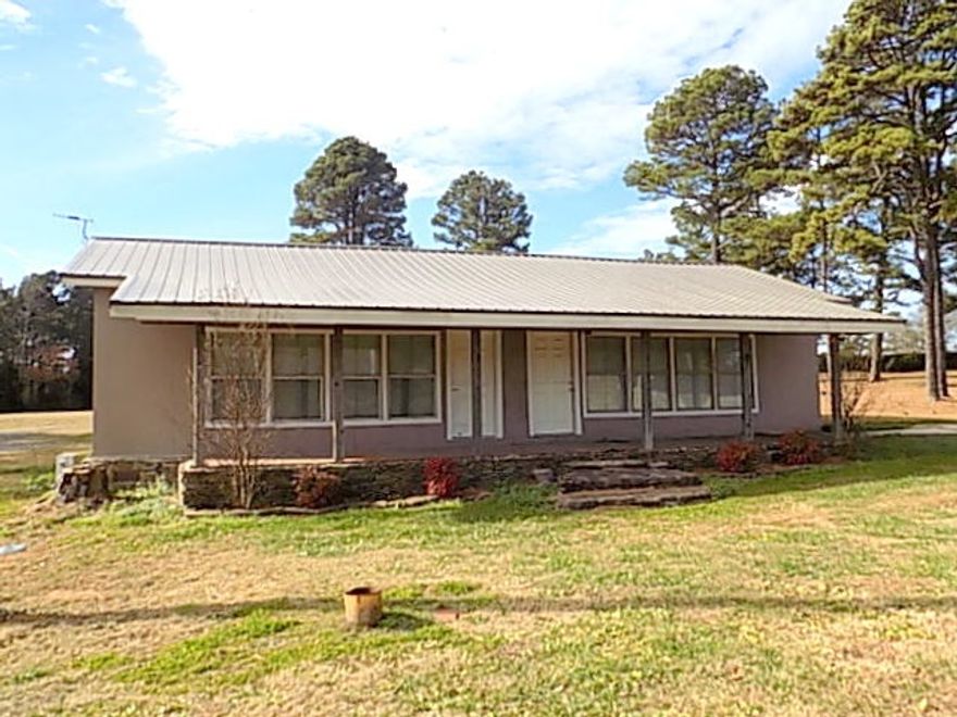 Nice & cozy recently updated great location. No smoking inside residence.$475.00 deposit and $475.00 rent one year lease required.