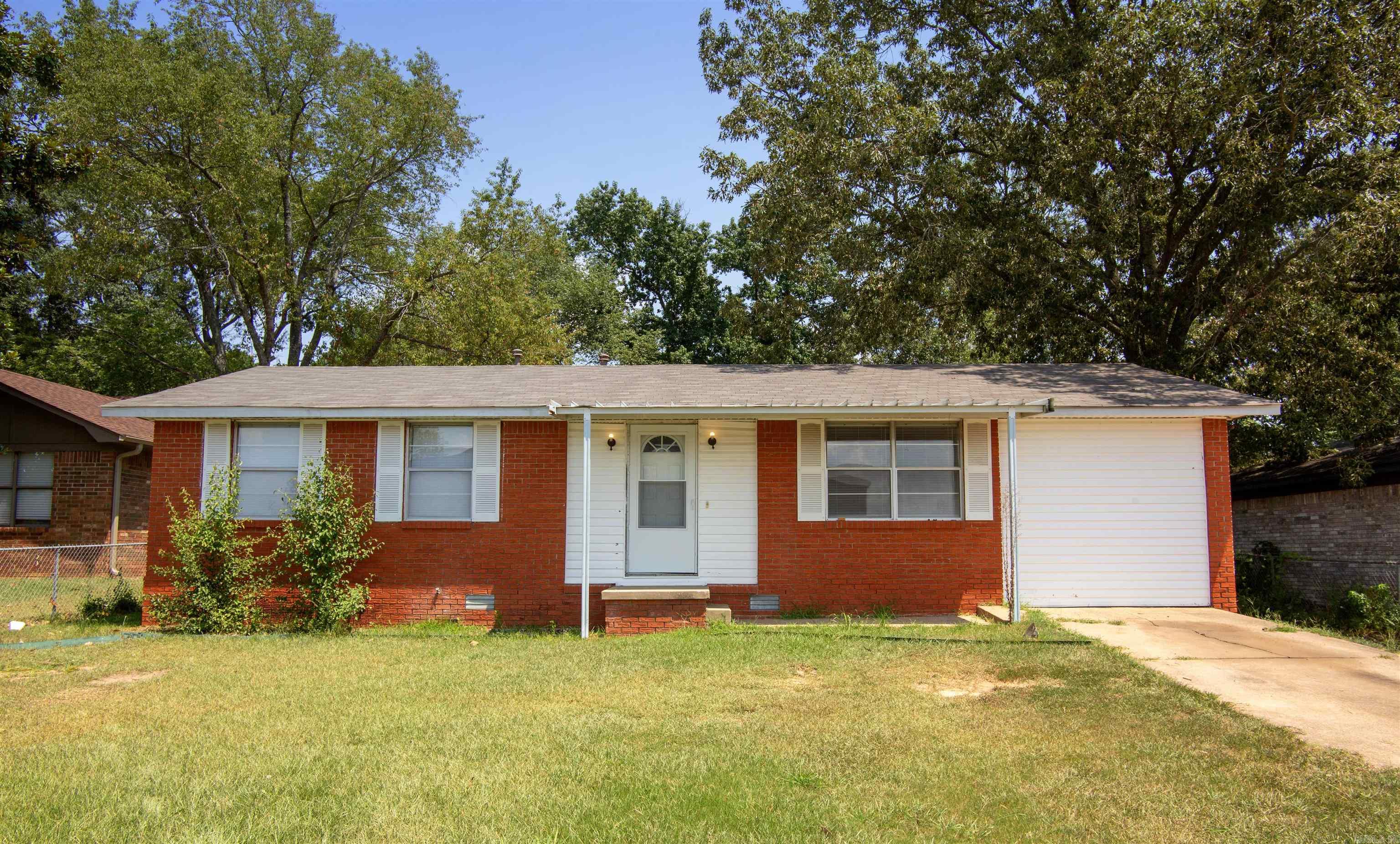 Charming 4BD/1.5BA in Jacksonville with cute curb appeal that is waiting for you to call home. Cozy living room that leads into the eat-in-kitchen with brand new appliances. Luxury vinyl flooring throughout. Ceiling fans in bedrooms. Laundry room has built in shelving. Plenty of yard space and back patio area. Close to shopping, dining, and much more! This property is managed by Hoffman Team so beware of scammers - we will never ask you to Cashapp us money. The lease for this property is for 18 months to 2 years with a 3% increase after the first year. Income must be 3x the amount of rent. Deposit, first monthās rent, and the $50 administration fee due before move in. This property does not accept section 8.