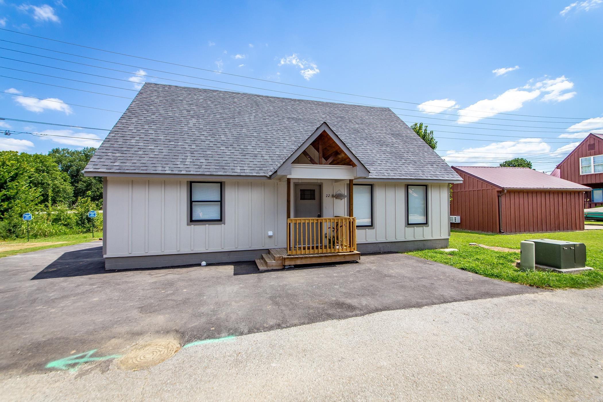 This new construction 3 bedroom/2 bath home has everything you need for full-time or part-time living! Excellent Location walking distance to Winkley Shoals, Little Red River access & dining at CafƩ Klaser. Don't miss the opportunity to own this turn-key retreat, 1 year warranty provided by builder. Call today to schedule a private showing!