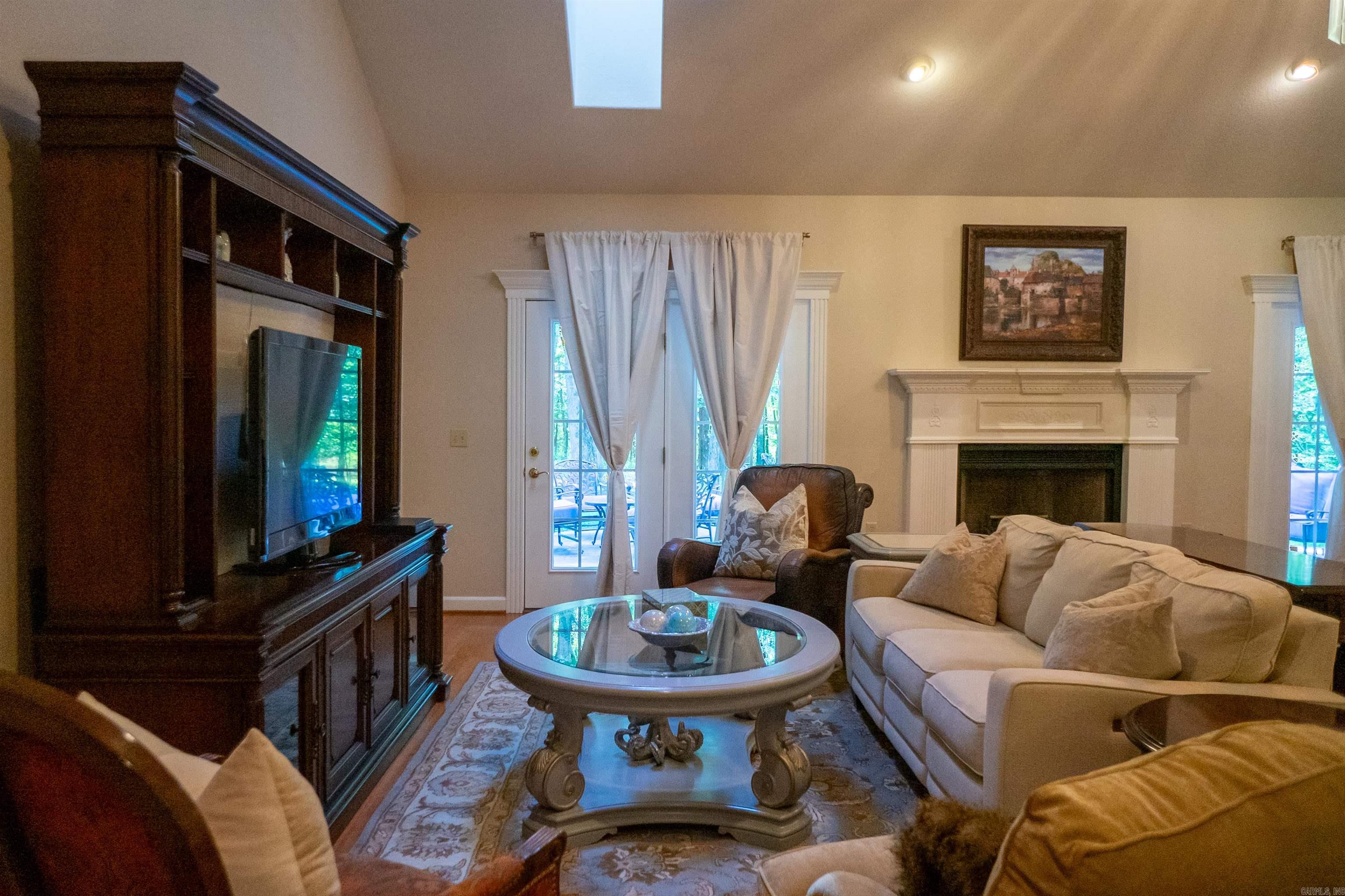 COUNTRY CLUB ESTATES - Residential