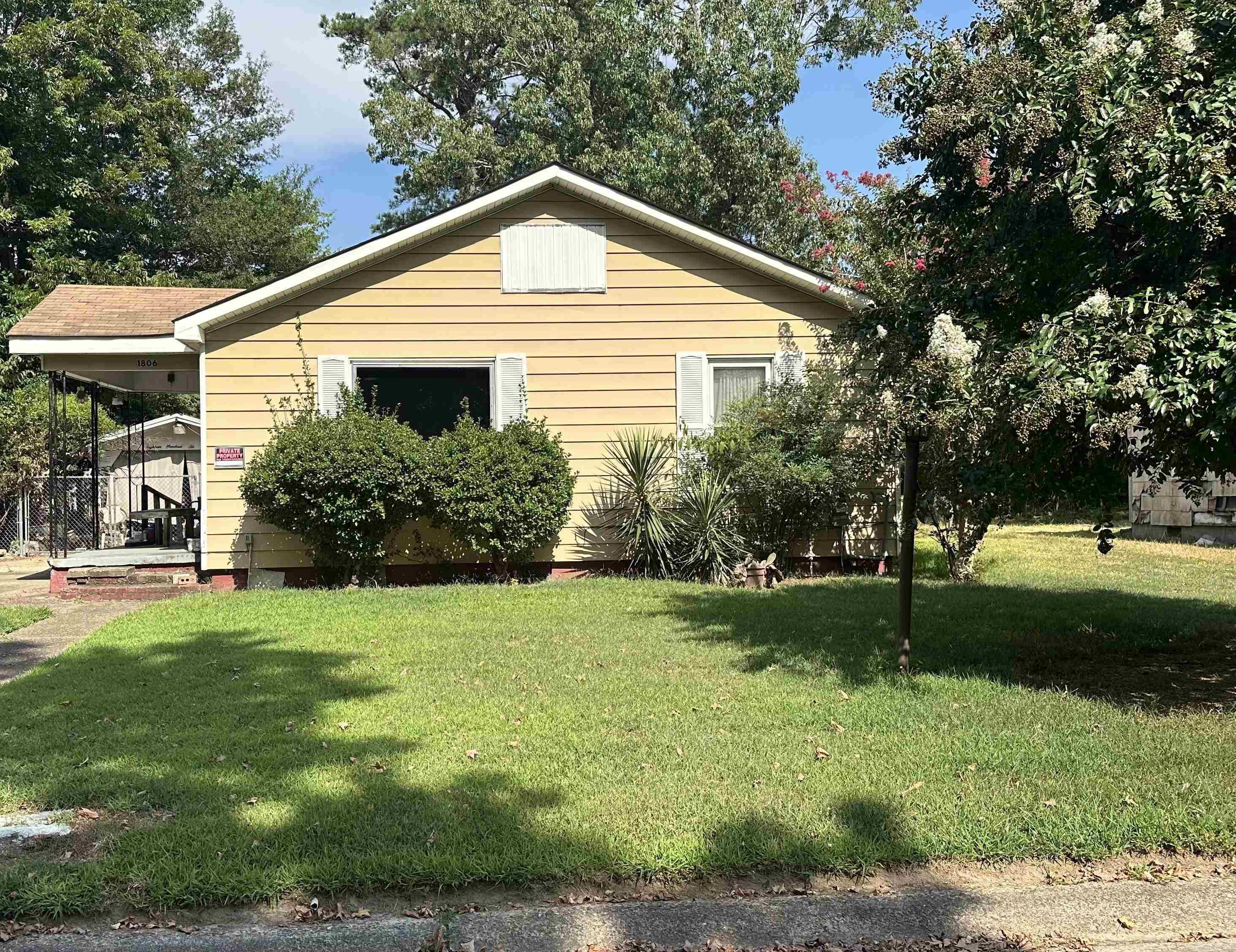 This adorable home is full of potential! Featuring 2 cozy bedrooms and 2 full bathrooms, it’s perfect for first-time buyers, downsizers, or investors. The property also includes a bonus efficiency home that can serve as a rental unit or guest space, offering extra income opportunities. It has great bones and plenty of charm to make it your own. Don’t miss this affordable opportunity with built-in income potential!