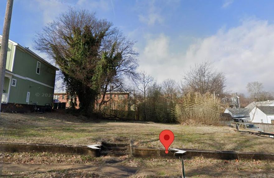 Vacant lot, located in Pettaway. Walking distance to SOMA.