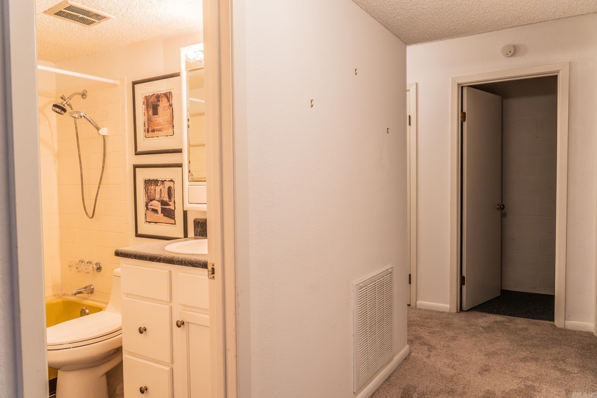 VALENCIA COURTS - Residential