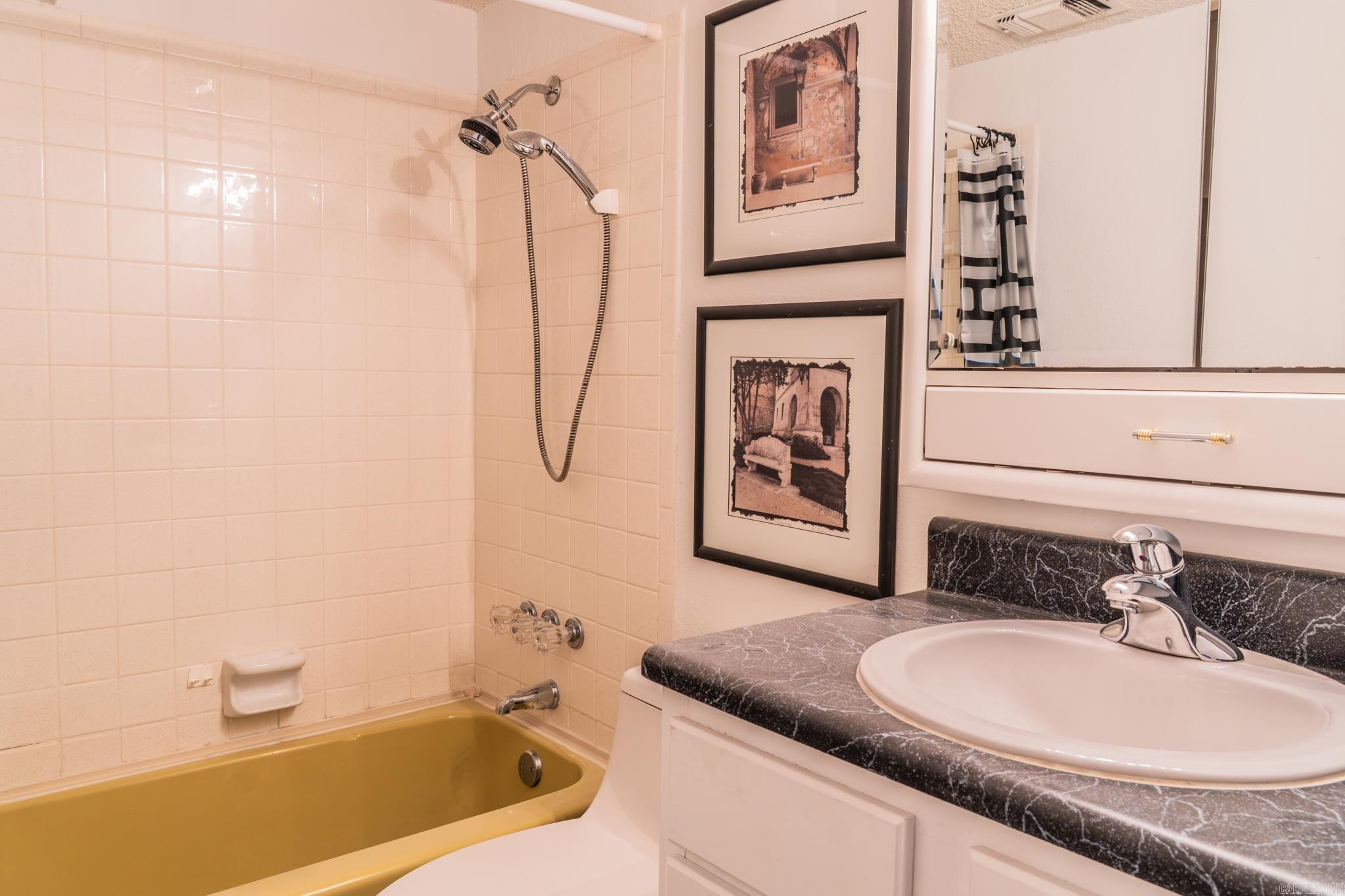 VALENCIA COURTS - Residential