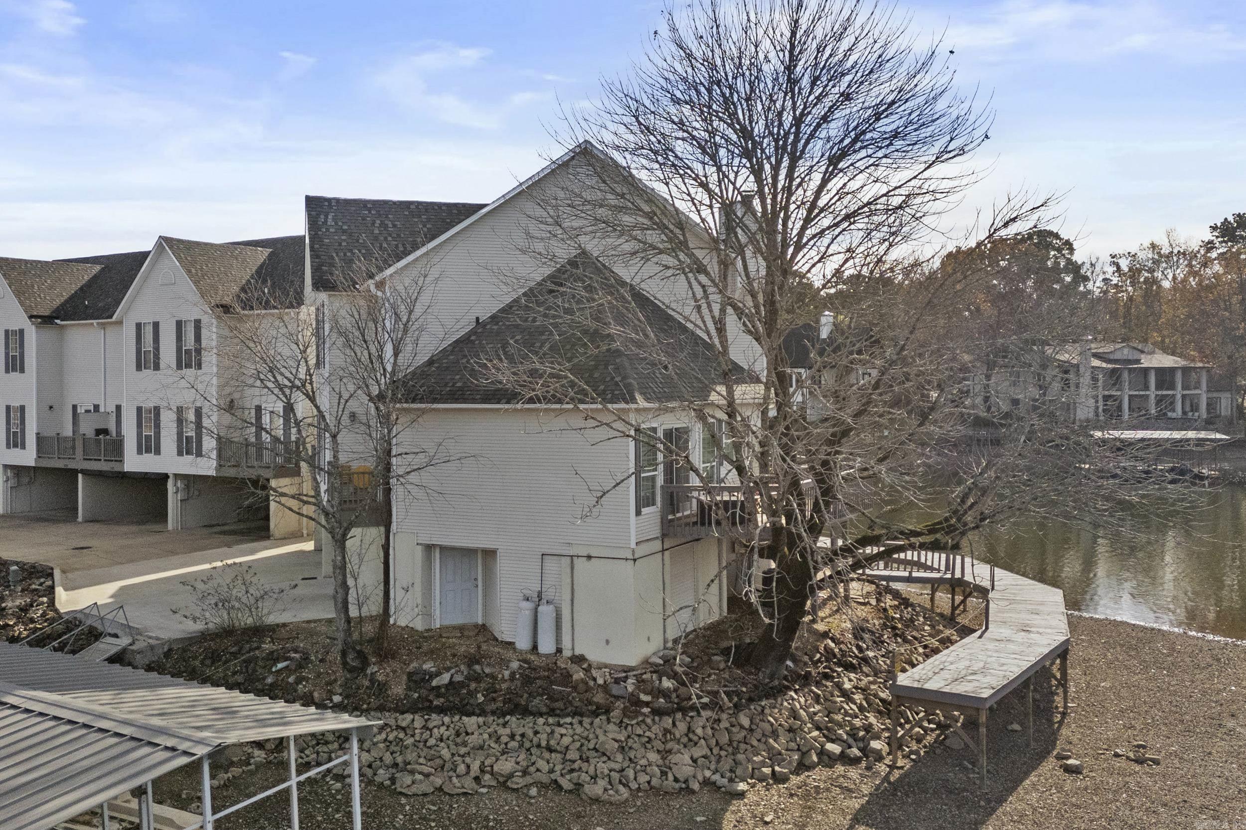 BAYSHORE TOWNHOMES - Residential