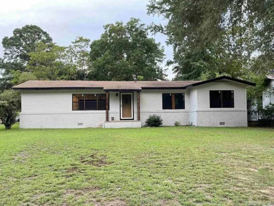 This charming Single Family home located at 1750 O'Connell St in Arkadelphia, AR was built in 1986. Featuring 2 bathrooms and a spacious finished area of 1,758 sq.ft., this property offers a cozy and comfortable living space. Situated on a lot size of 9,788 sq.ft., there is plenty of outdoor space for relaxation and entertaining. Don't miss out on the opportunity to make this lovely home your own!.