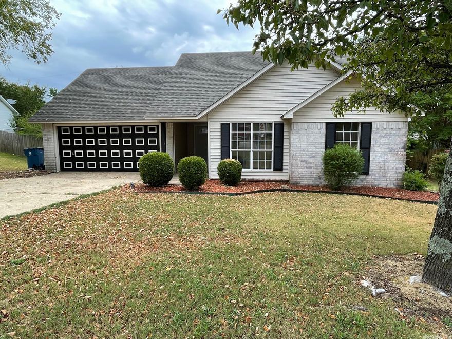 3 bedroom, 2 bathroom home with a cute back deck in Benton