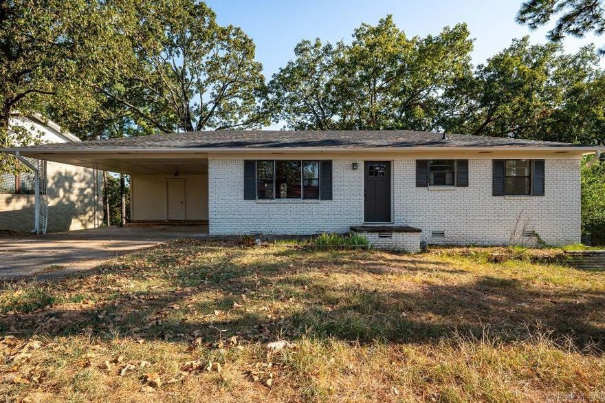 FANTASTIC 3 BED 2 BATH HOME. THIS HOME FEATURES LOTS OF NEW.. FRESH NEW CARPET, NEW PAINT, NEW FLOORING, NEW APPLIANCES, NEW ROOF, FIXTURES. SUPER CLEAN AND MOVE IN READY!