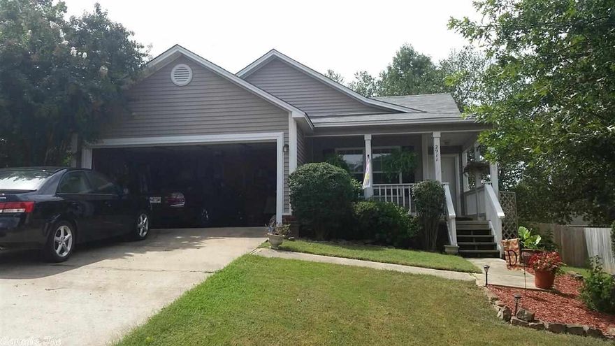 THIS HOME IS A WELL BUILT HOME AND BEEN KEPT IN GREAT CONDITION. SELLER JUST BOUGHT HOME AND MUST TRANSFER. HOME IS IN VERY GOOD CONDITION.  THE HOME IS A GREAT OPEN FLOOR PLAN. THE LARGE KITCHEN/DINING AND LARGE LIVING AREA ARE OPEN TO ENTERTAIN. HOME HAS FULLY FENCED YARD. EVERYTHING YOU CAN WANT. COME CHECK IT OUT