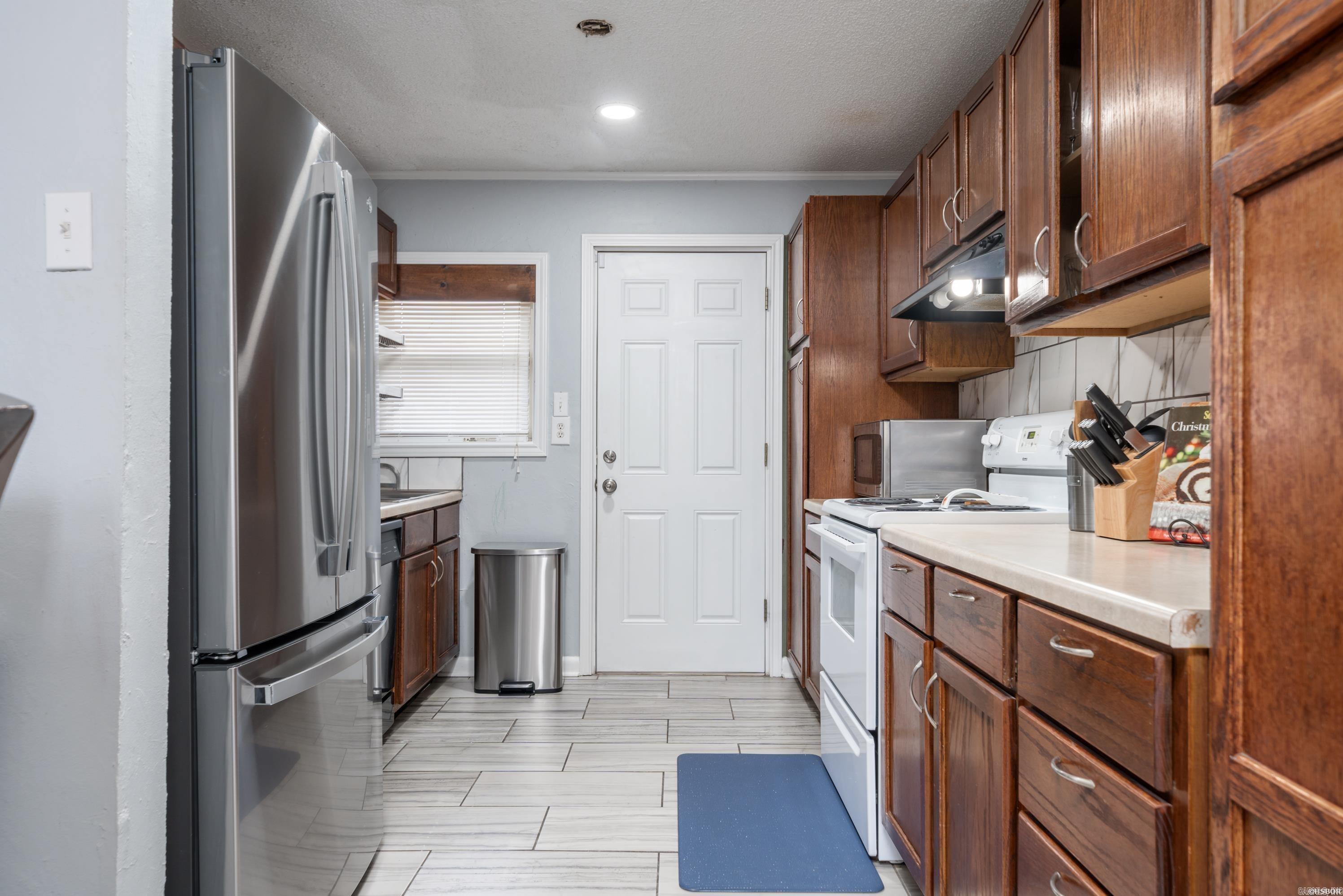 LAKEVIEW COURTS - Residential