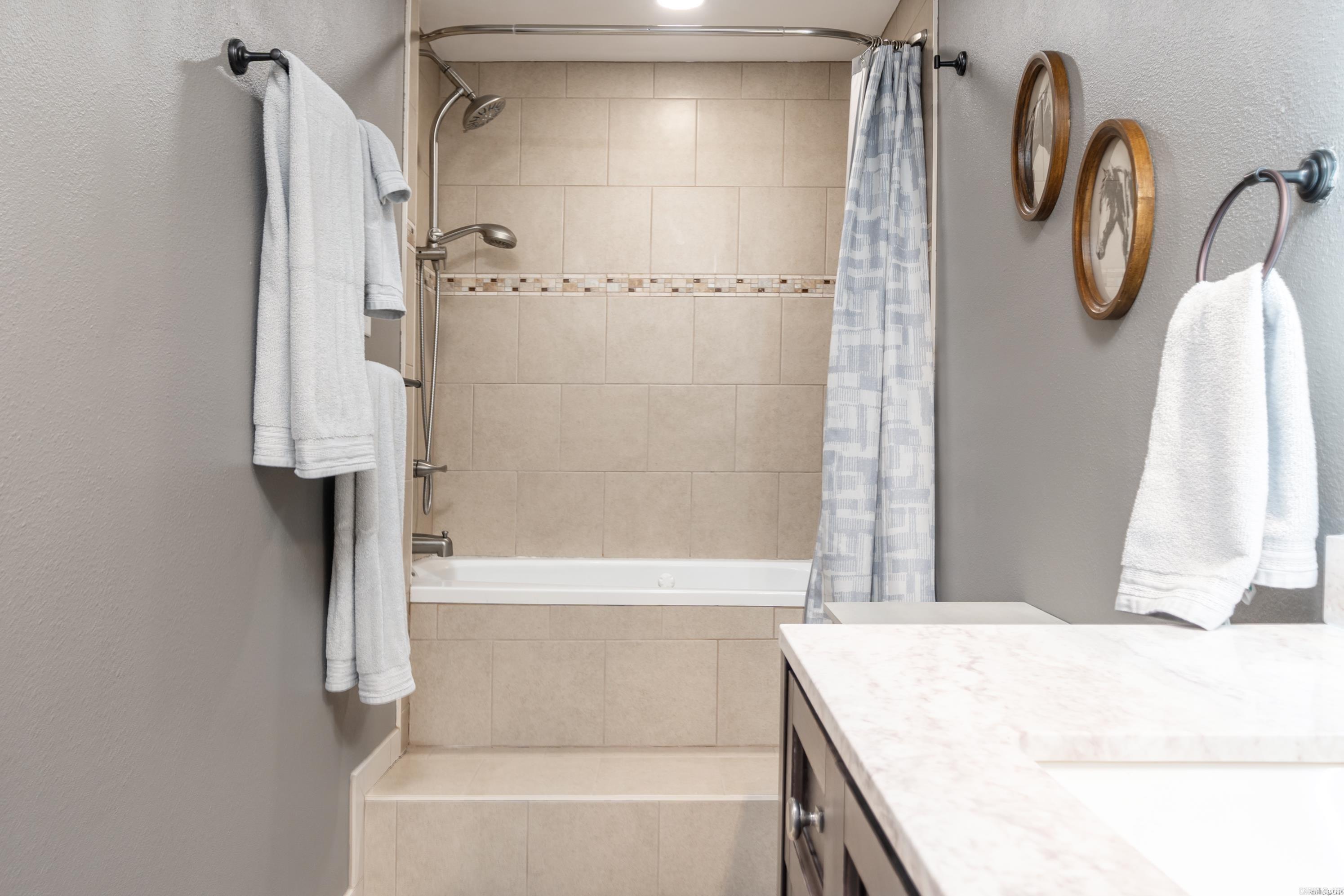 LAKEVIEW COURTS - Residential