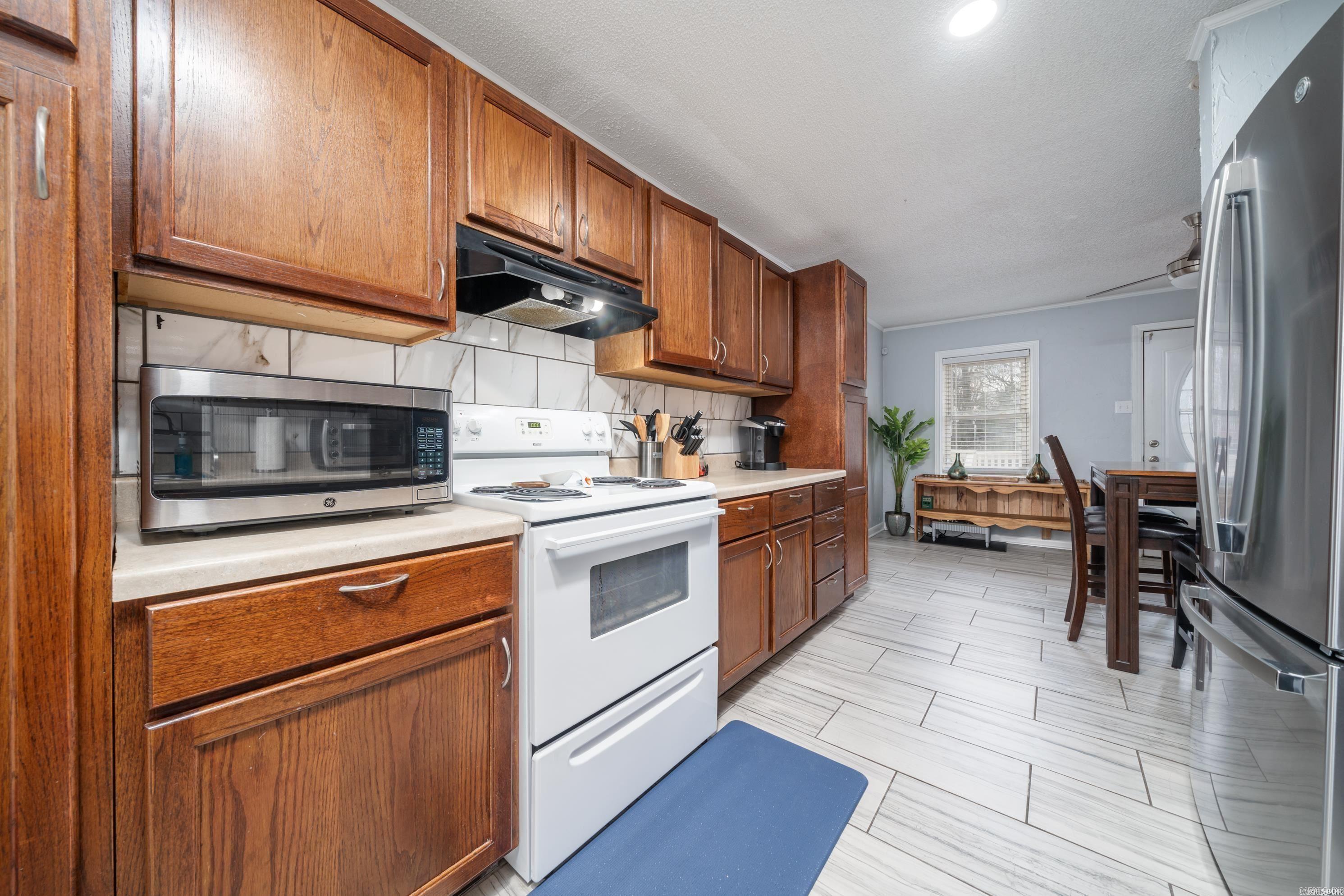 LAKEVIEW COURTS - Residential