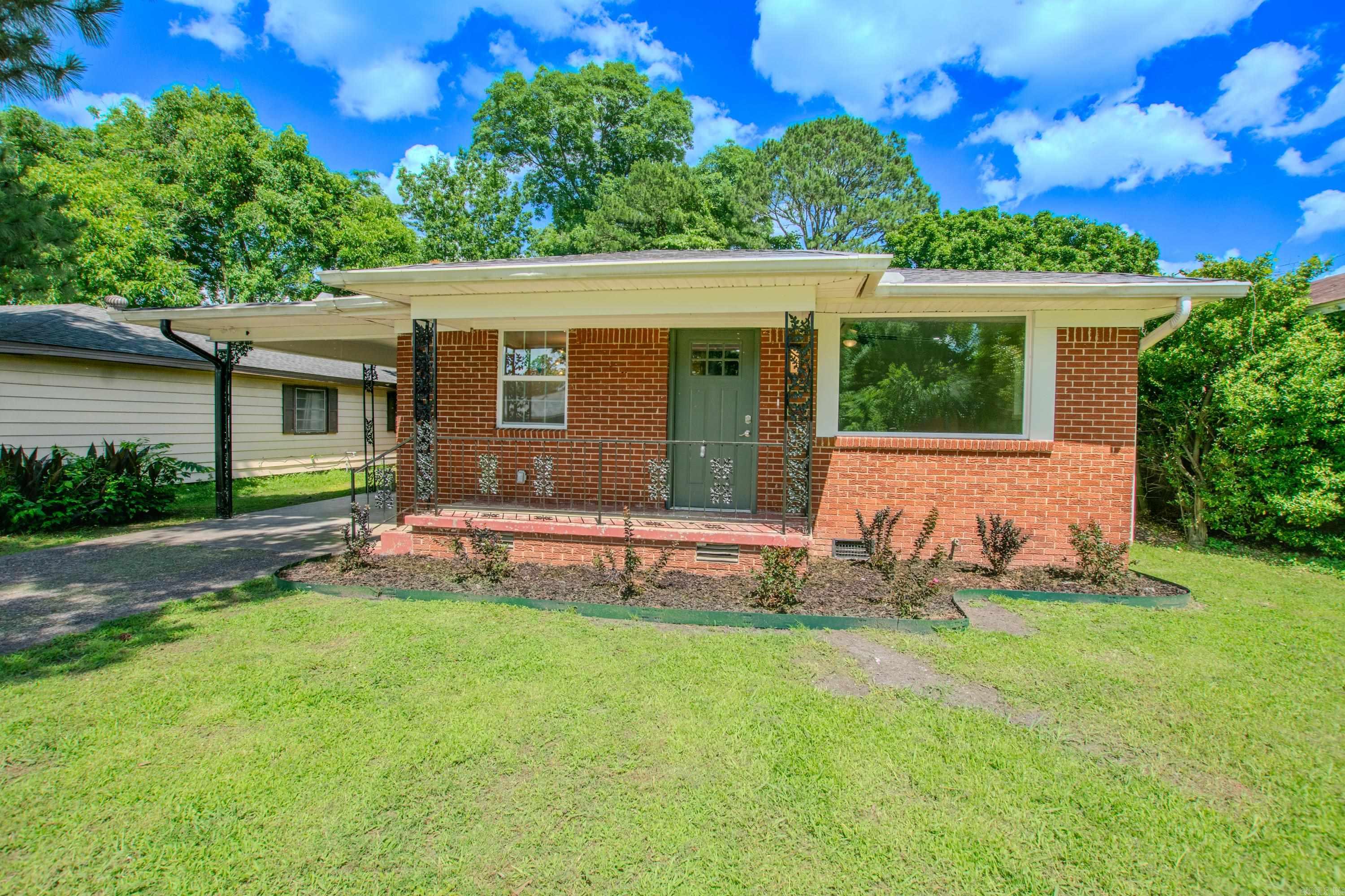 Gorgeous remodel, top of the line. Absolutely amazing kitchen and bathrooms! * some pictures are virtual staging