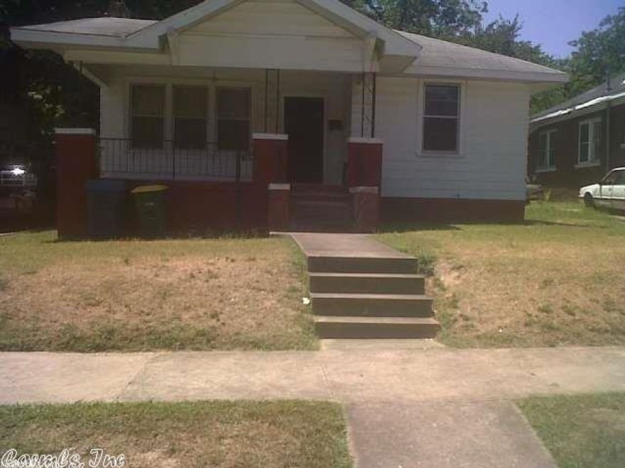REVITALIZATION AREA*****INVESTORS**** U MUST COME TO SEE****LIKE NO OTHER IN THE AREA****LOCATED IN THE MIDST OF ALL THE CITY REVITALIZATION WORK.*****1568 SQ FT***2 FULL BATH***LITTLE WORK/ UPDATE NEEDED.....  PLEASE ALLOW TIME FOR BANK RESPONSE & THEY ARE ANXIOUS.....BRING IT ON!!!!!!!TO GAIN ACCESS TURN KEY ONLY TO THE RIGHT OR YOU WILL LOCK YOURSELF OUT & I WON'T BE ABLE TO HELP...WE ALL WILL BE LOCKED OUT....SORRY, BE CAREFUL....AGENTS SEE DOCS ONLINE.......