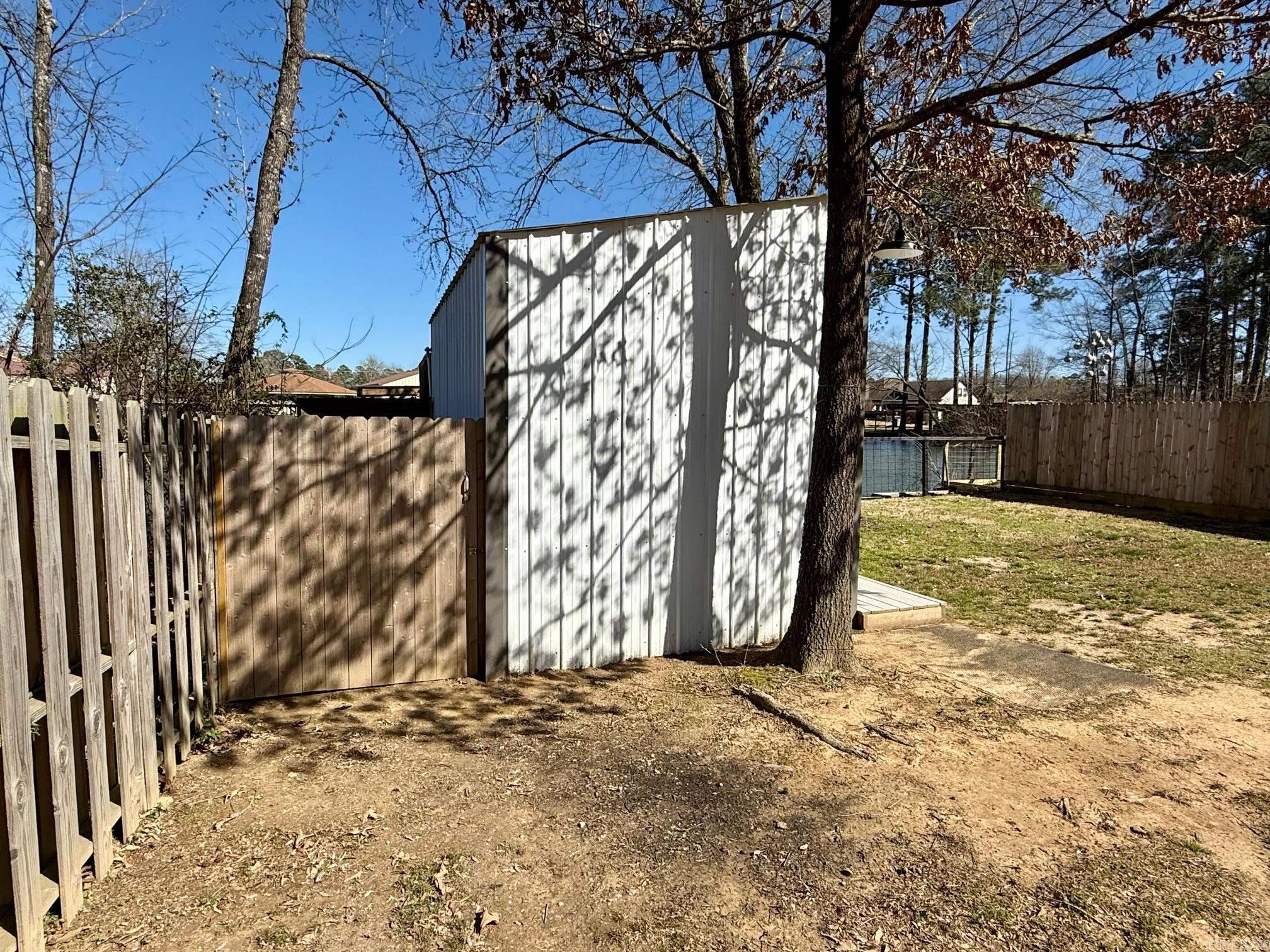 WOODLAND SHORES - Residential