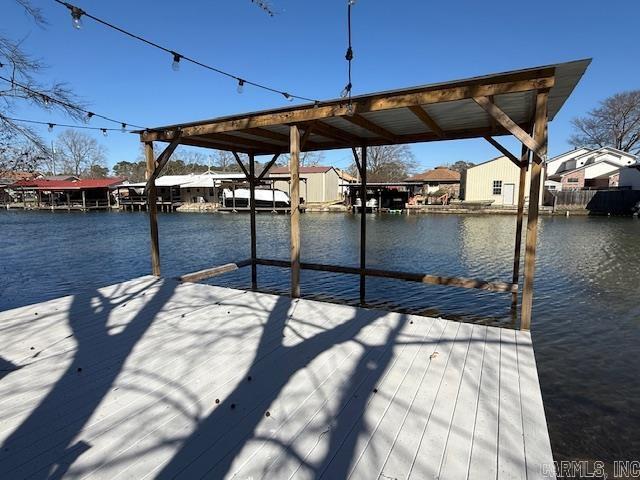 Experience the charm of Lake Hamilton in this inviting cozy cabin. This waterfront gem measures 12'x20' and offers a comfortable one-room layout. Enjoy the fresh air from the 10'x10' fully screened-in porch or soak up the sun on the spacious sun deck that leads directly to a single slip boat dock. Lake Hamilton School District. Essential amenities are ready for your convenience. Perfect for a relaxing getaway or an adventurous lakeside retreat!
