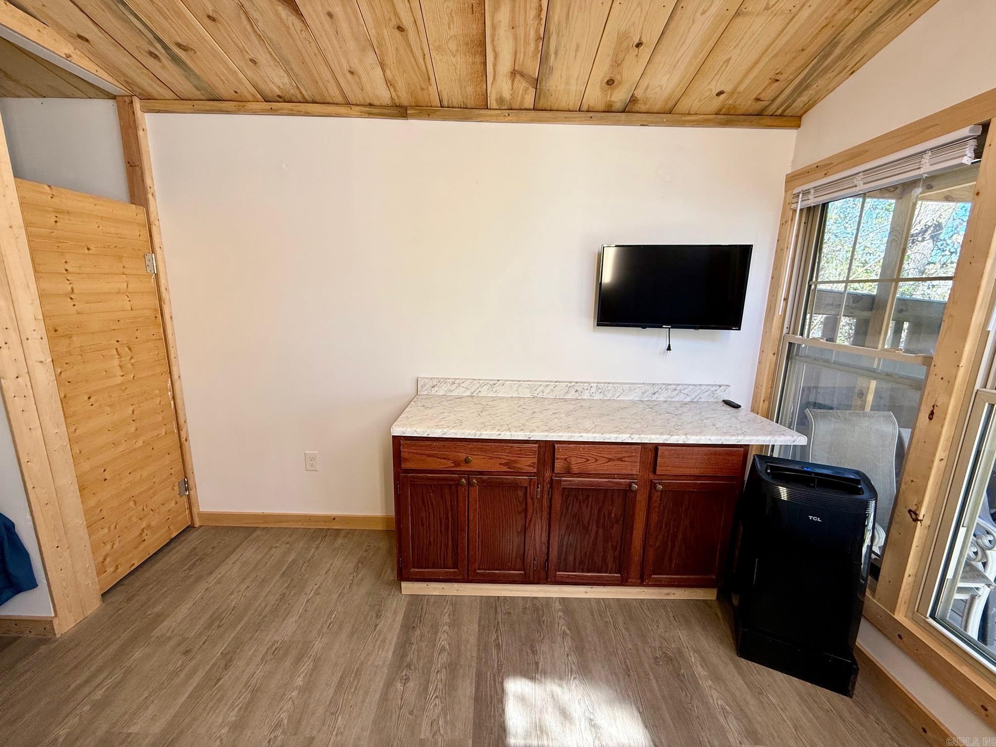 WOODLAND SHORES - Residential