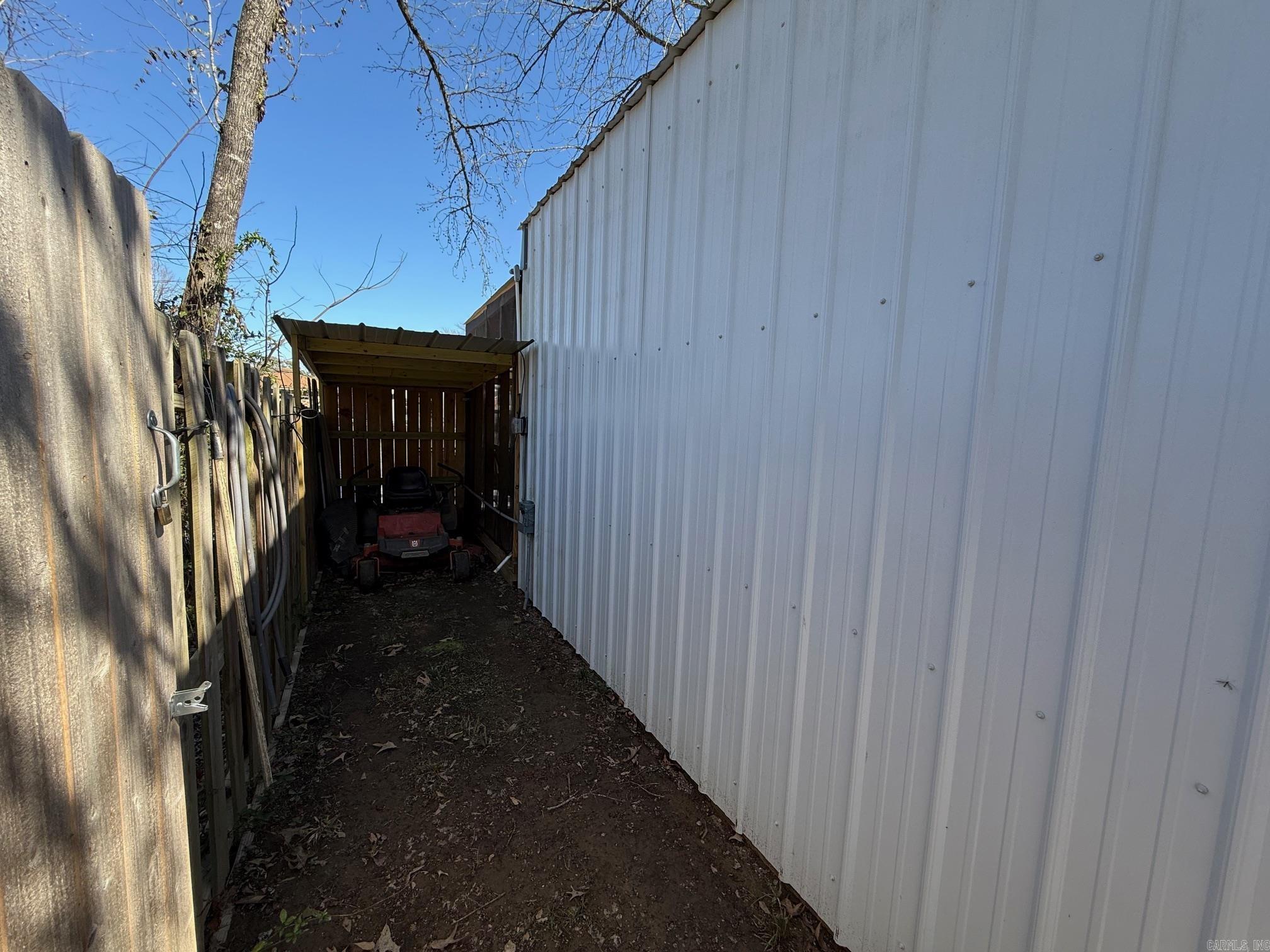 WOODLAND SHORES - Residential