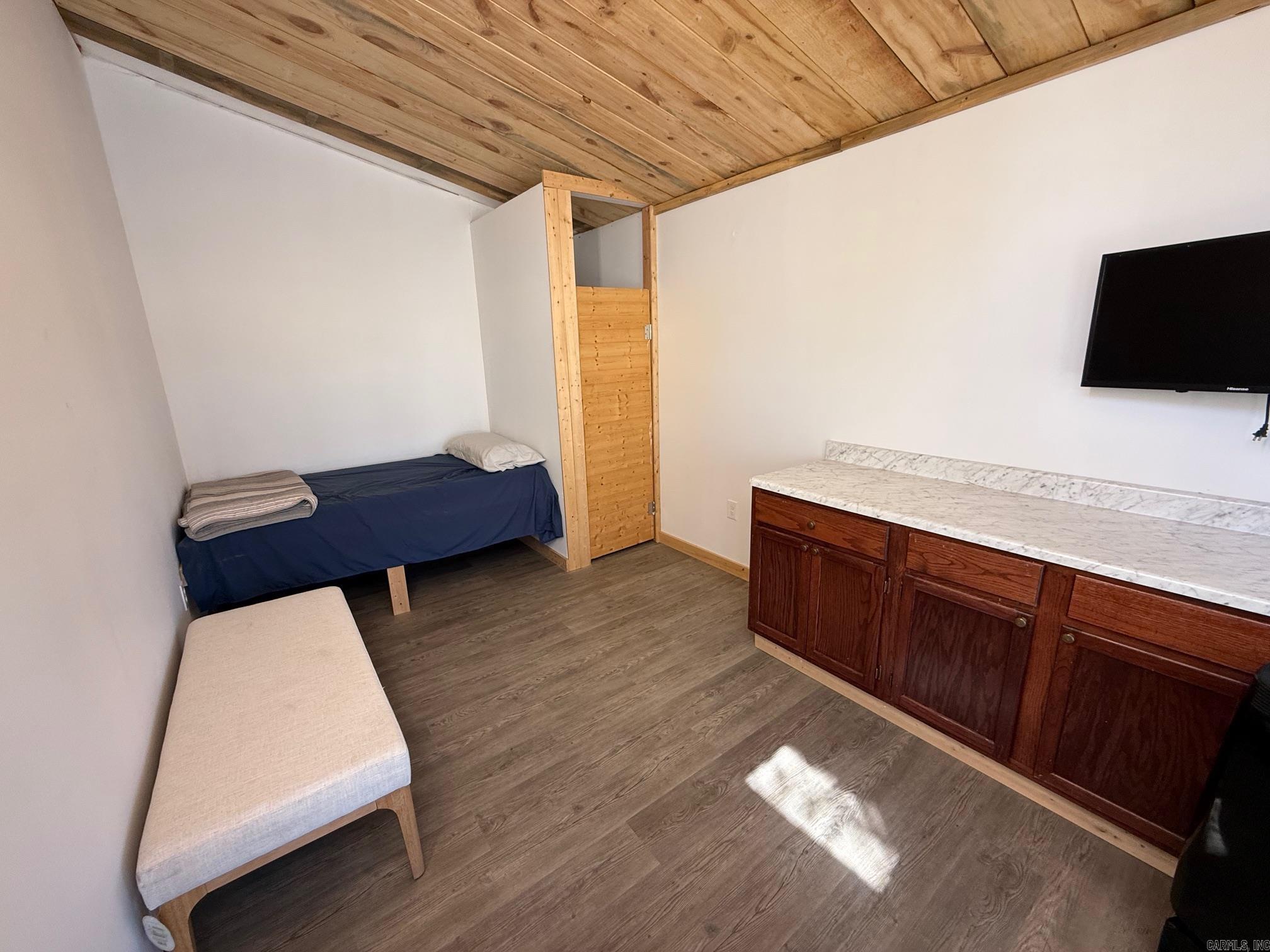 WOODLAND SHORES - Residential