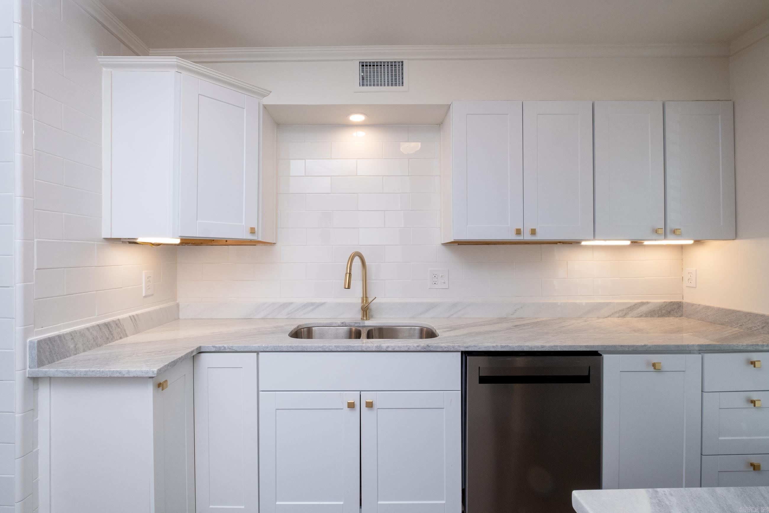 HAMPTON COURT APT HPR - Residential