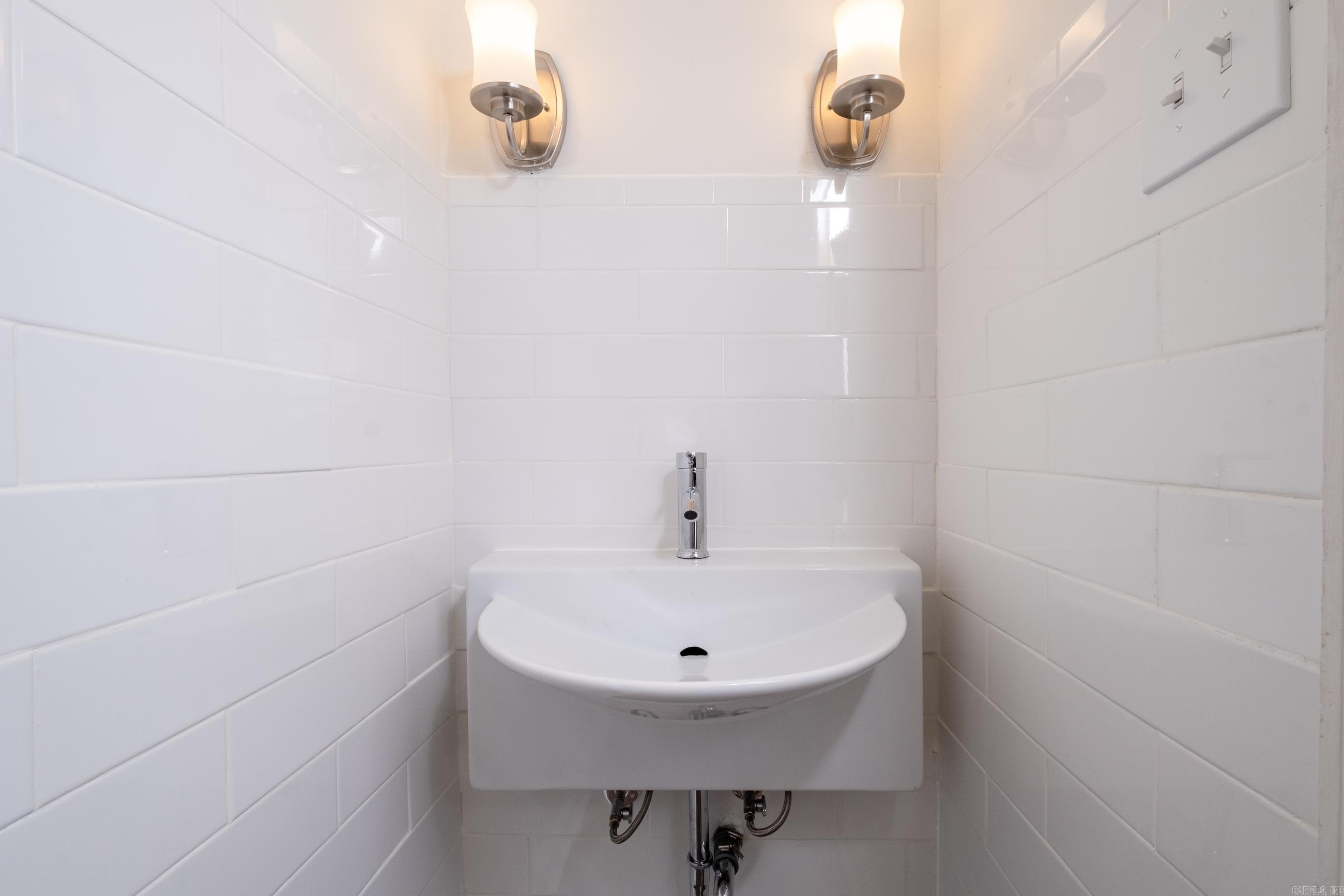 HAMPTON COURT APT HPR - Residential