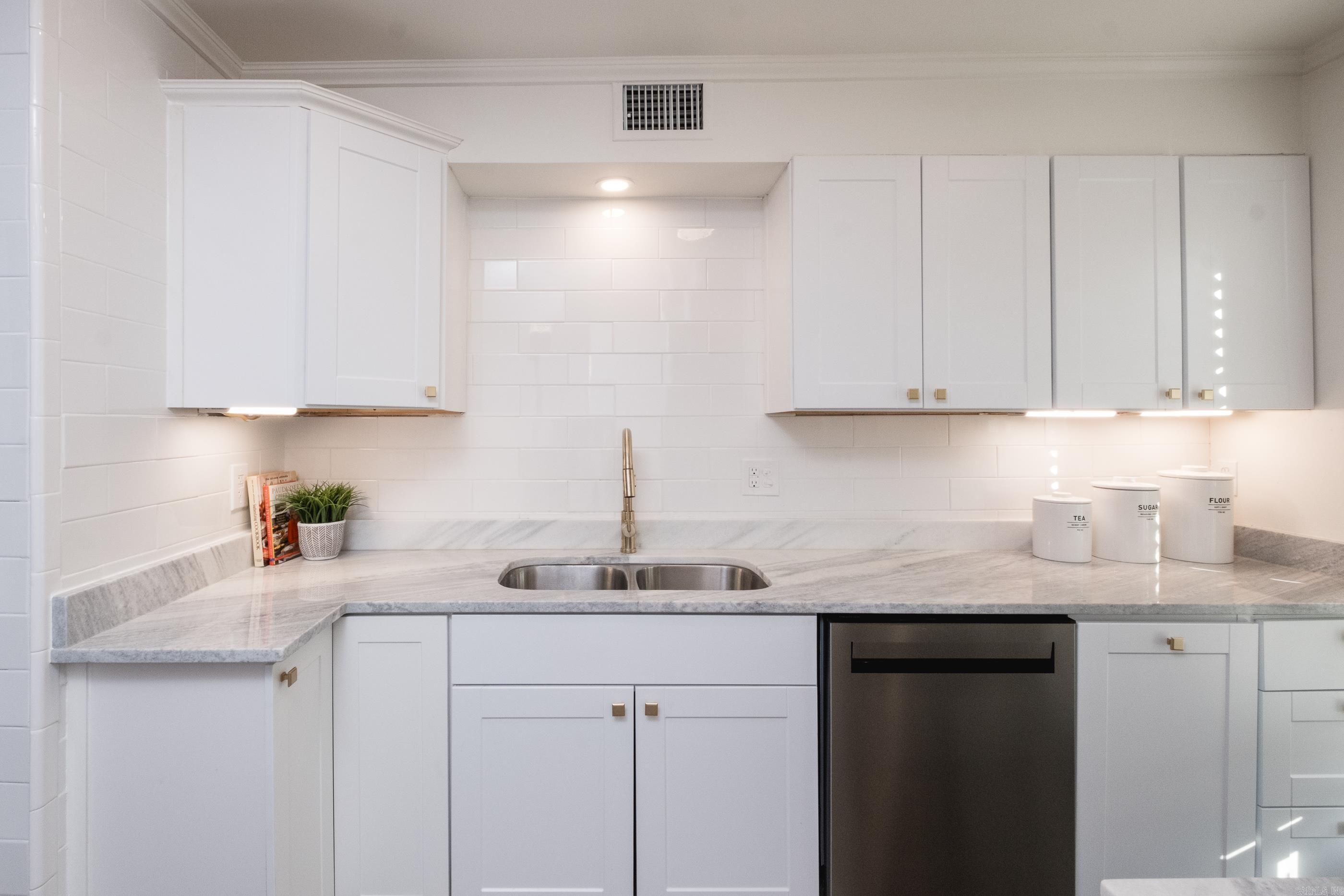 HAMPTON COURT APT HPR - Residential