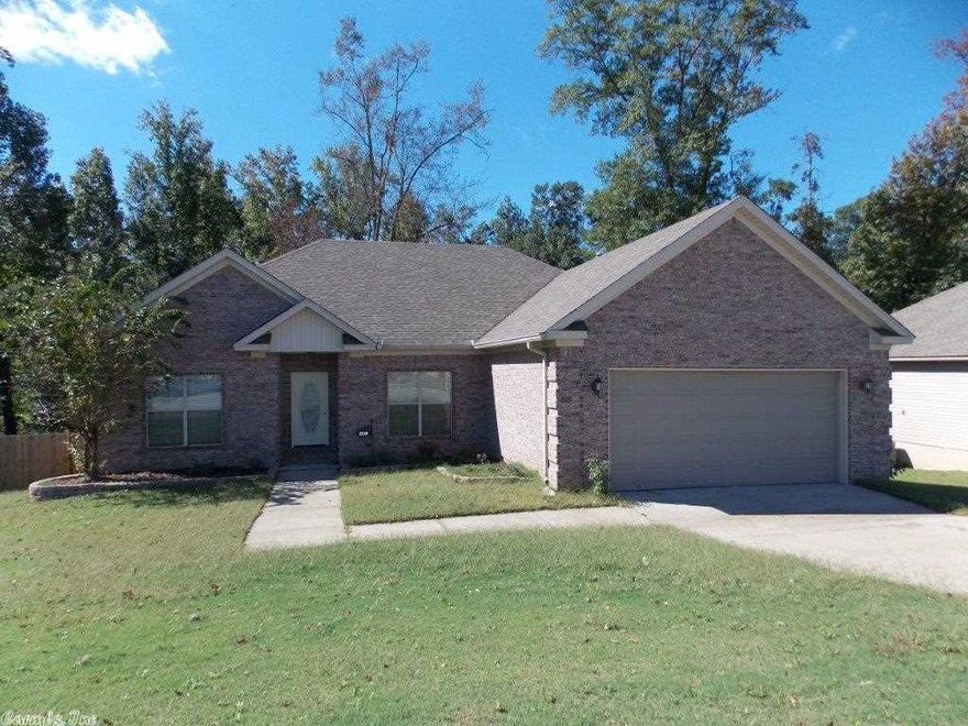 Great 3 bedroom, 2 bath home on cul-de-sac. Very large Great Room with gas log fireplace. Nice entry with formal dining room. Nice eat-in kitchen with stainless appliances. Large master with spacious bathroom and very nice walk-in closet. It's a must see!