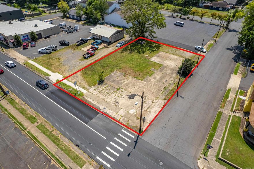 Attention investors! This centrally located city lot at the corner of 4th and Hobson offers an exceptional opportunity. Situated close to shopping, Oaklawn Casino and Racing, medical facilities, and dining options, this lot provides a strategic location for future development or investment. Don’t miss out on this prime piece of real estate in the heart of Hot Springs.
