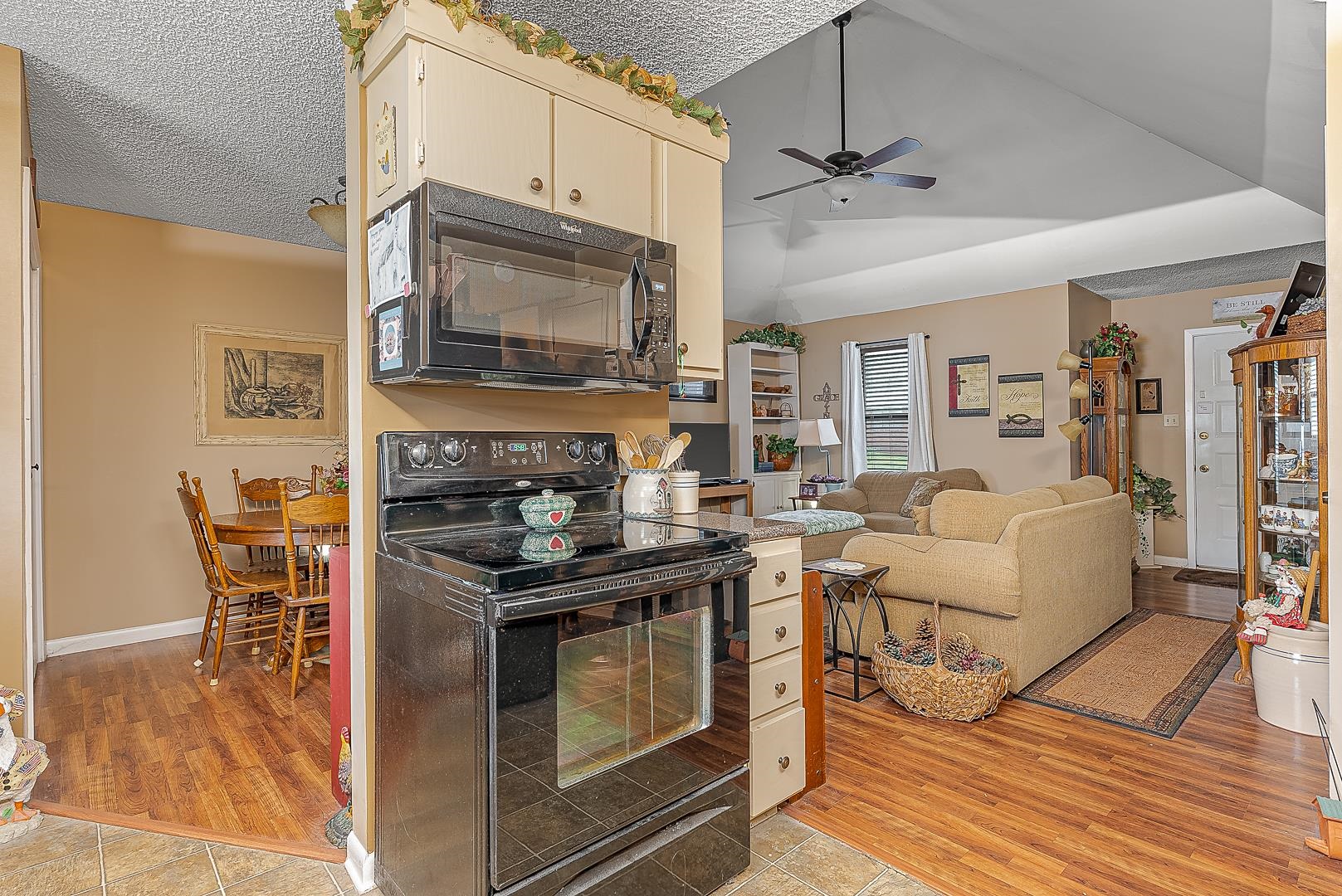 COUNTRY MEADOWS - Residential