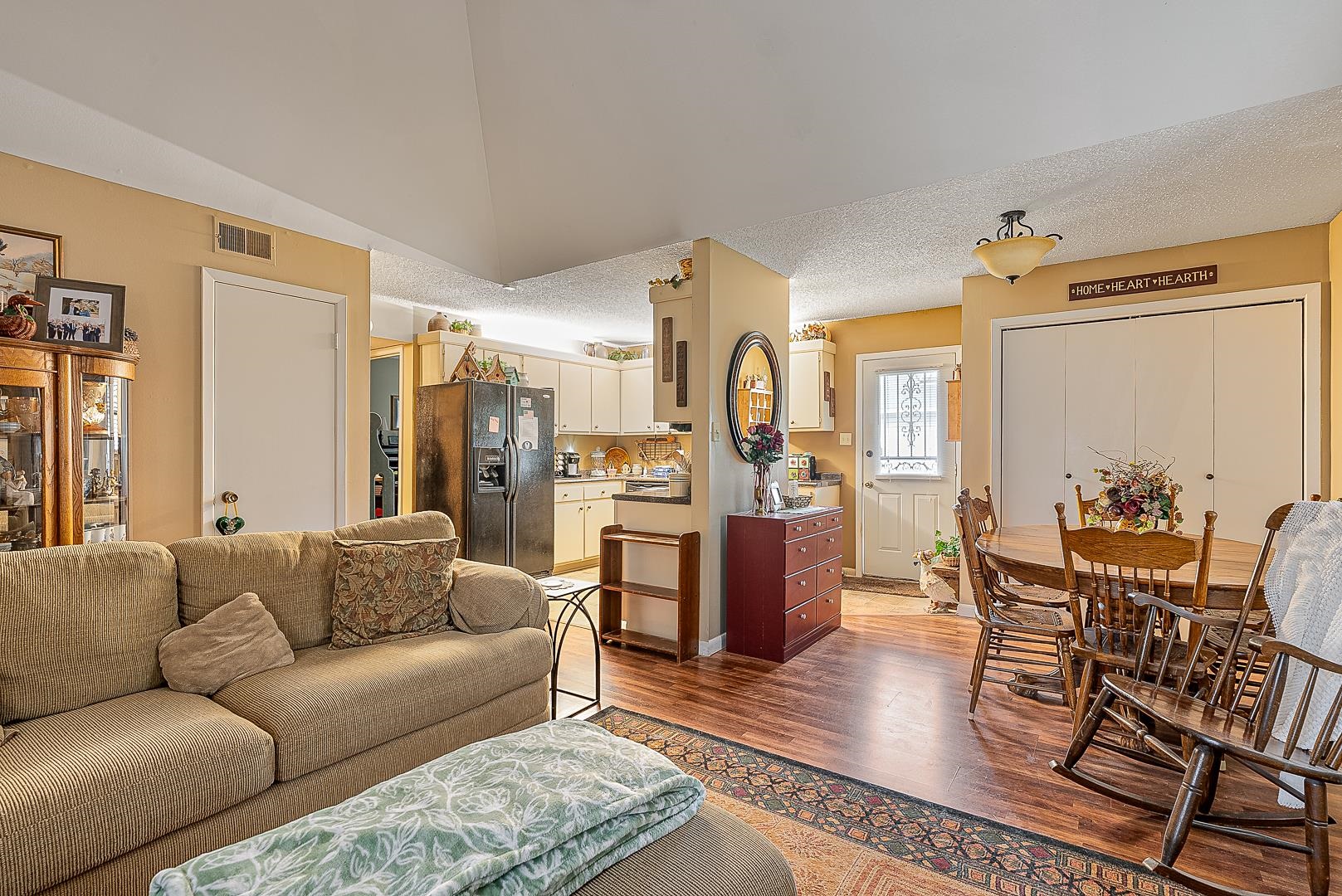 COUNTRY MEADOWS - Residential