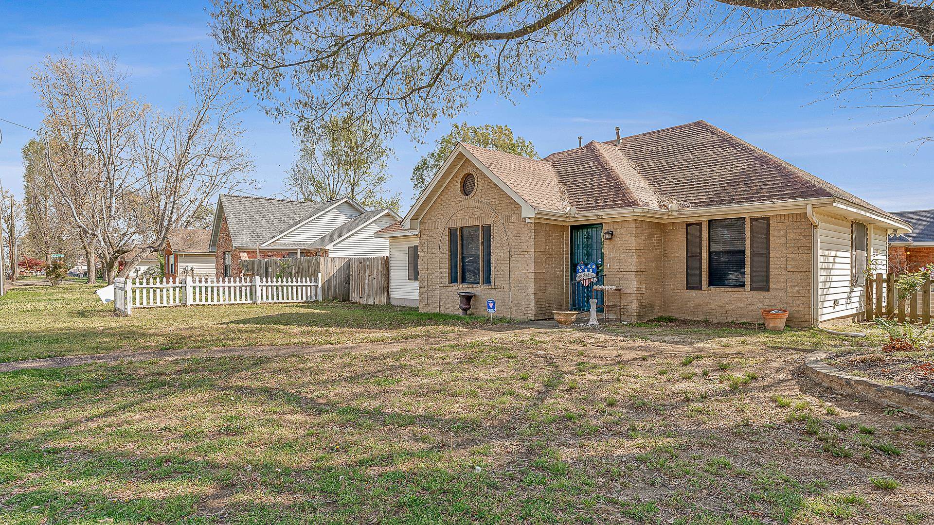 COUNTRY MEADOWS - Residential