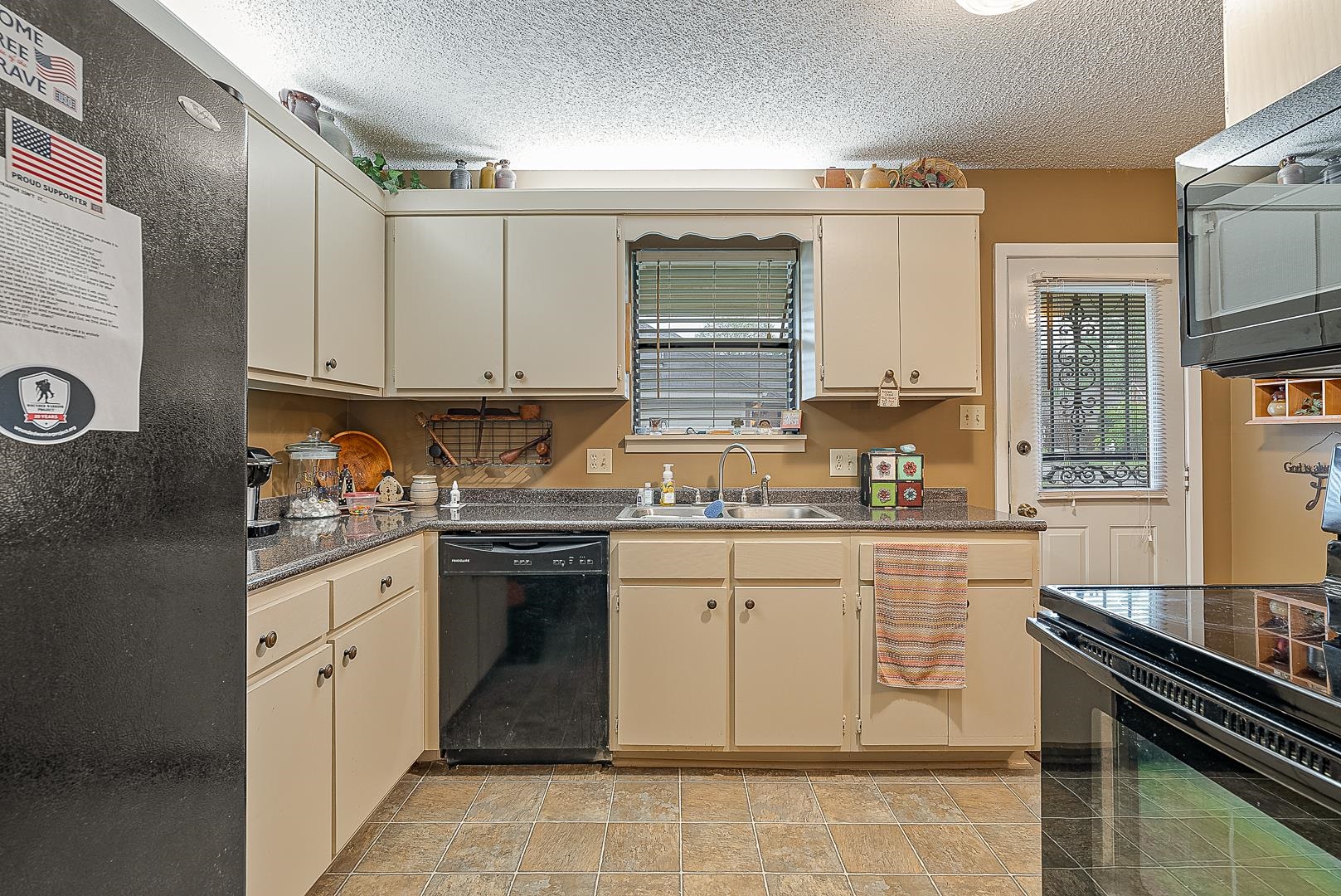 COUNTRY MEADOWS - Residential