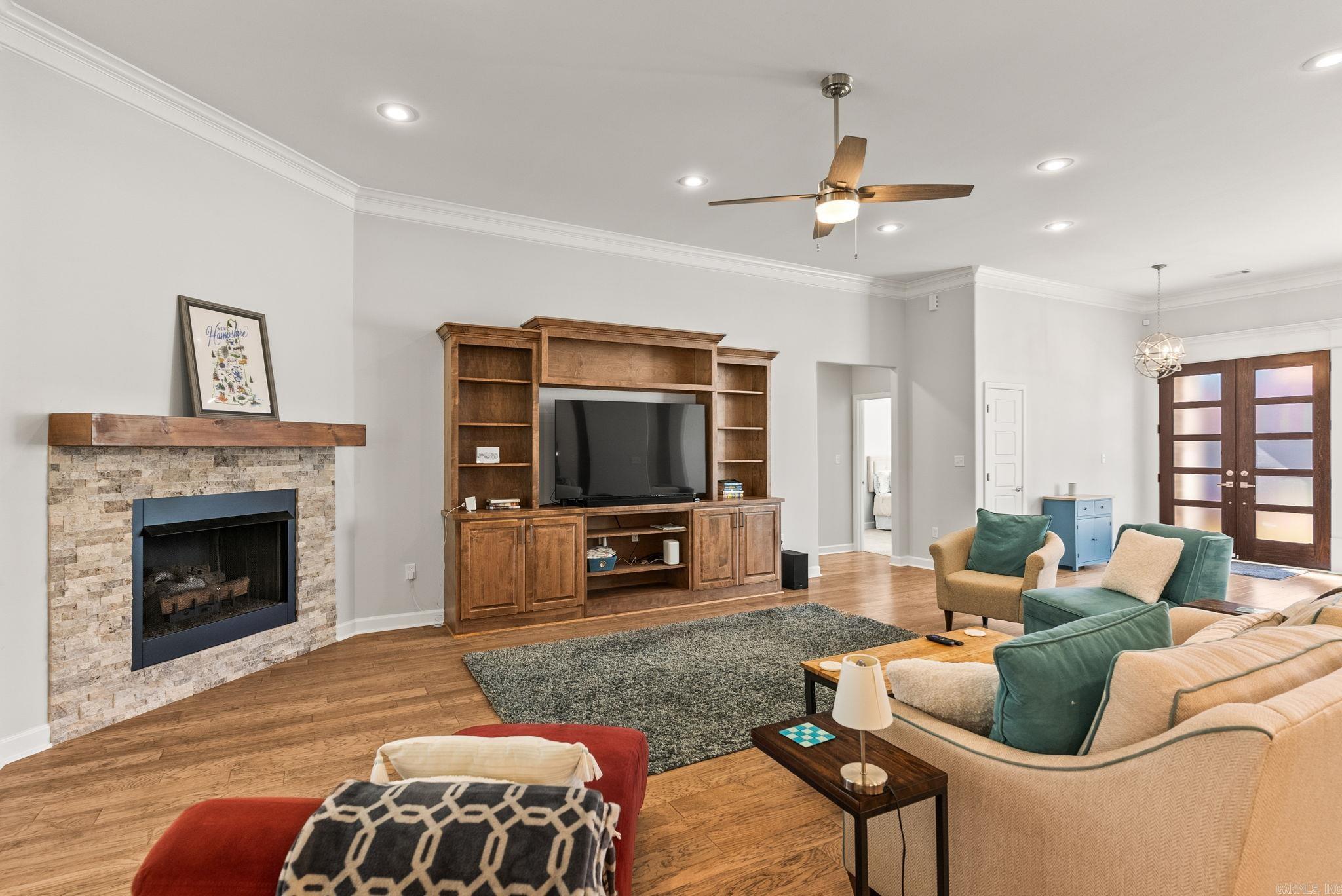 SIENNA LAKE - Residential