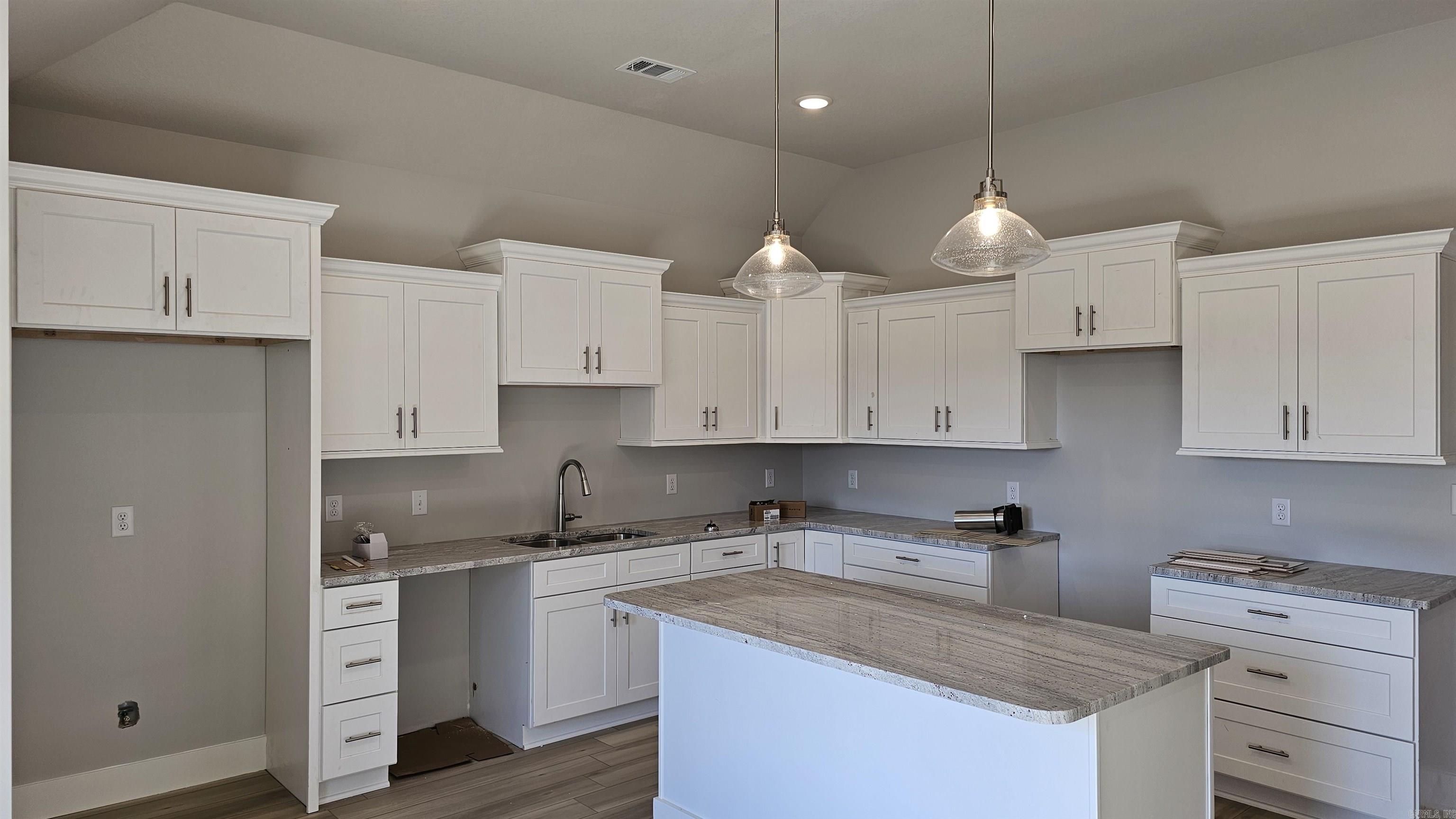 SIERRA HILLS - Residential