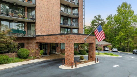 Photo of 1 Treetops Lane #404, Little Rock, AR 72202 (MLS # 26042190)