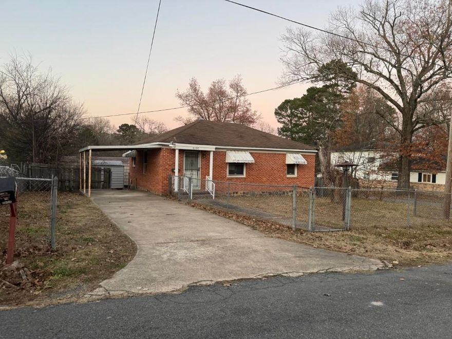 Don't miss a chance to make this 2 bedroom 1 bathroom brick bungalow your own.  Just minutes from Union Park, Boyle Park, and University of Arkansas at Little Rock.