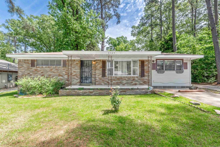 3 bed 1 bath home, vacant, move in ready!  Come see it Today