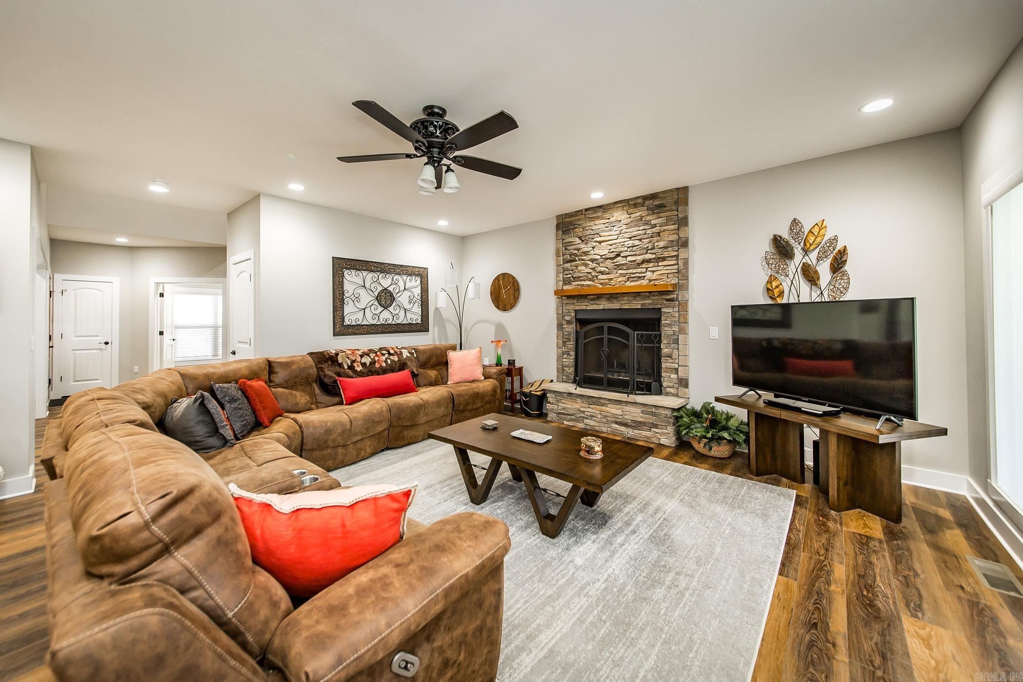 ISLAND SHORES - Residential