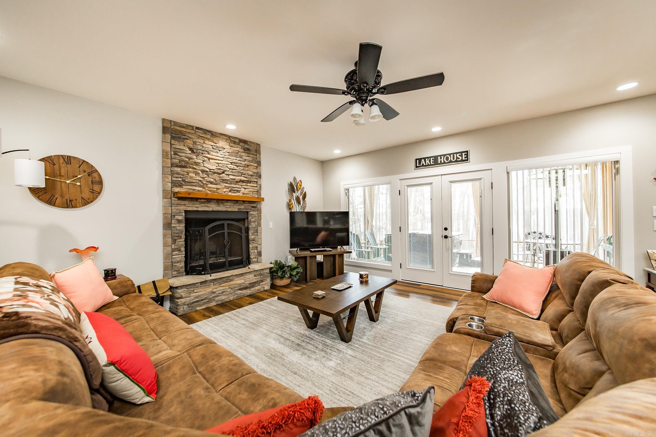 ISLAND SHORES - Residential