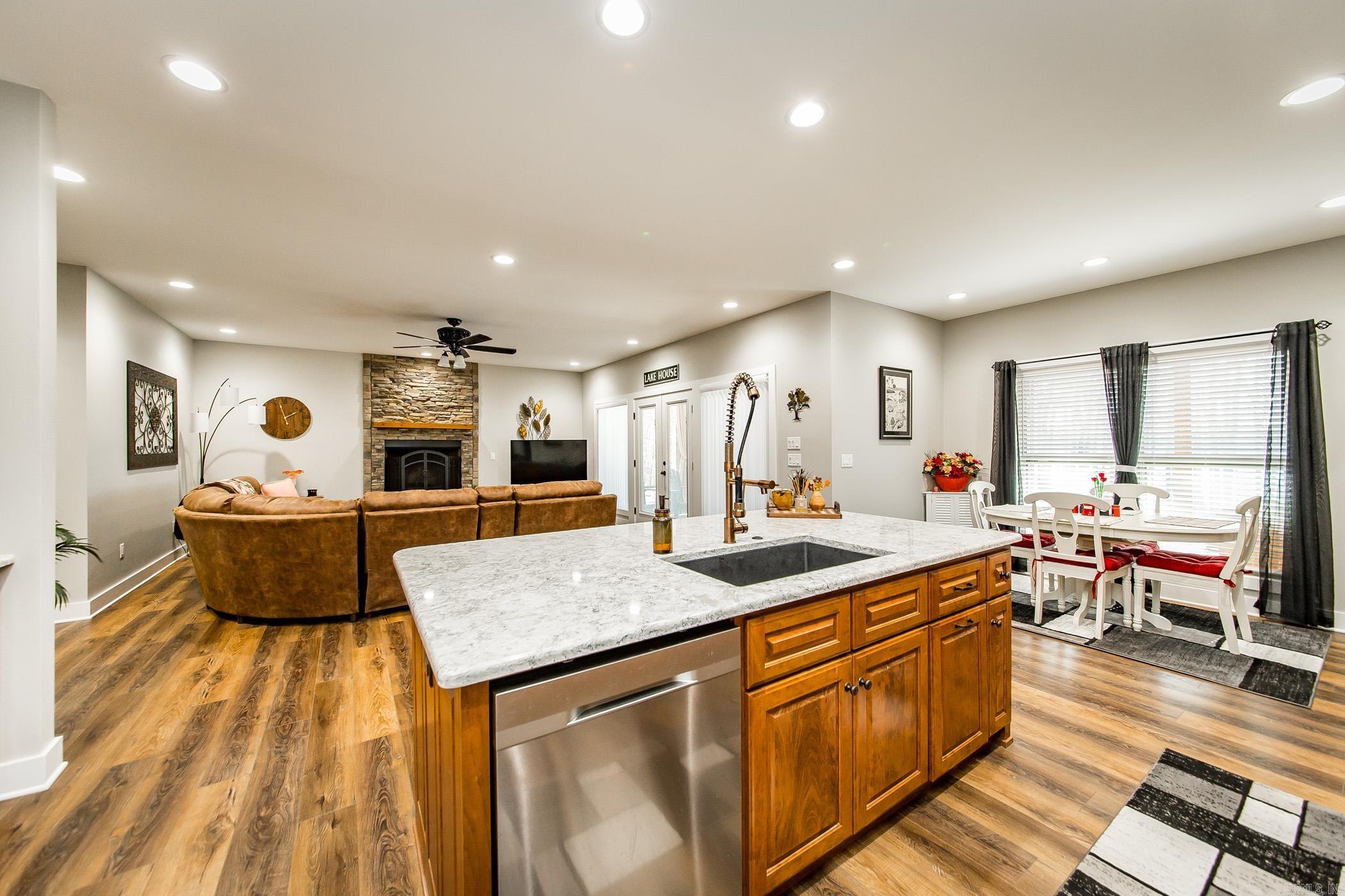 ISLAND SHORES - Residential