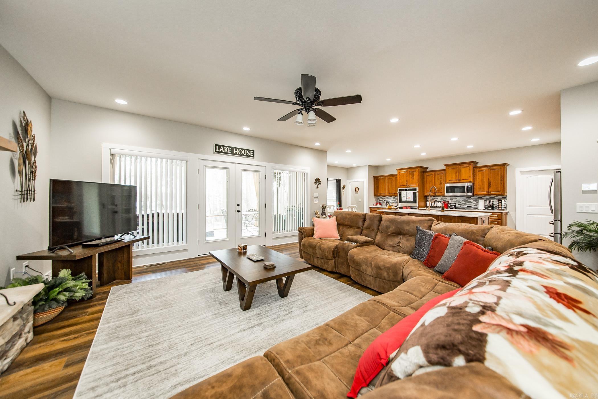 ISLAND SHORES - Residential