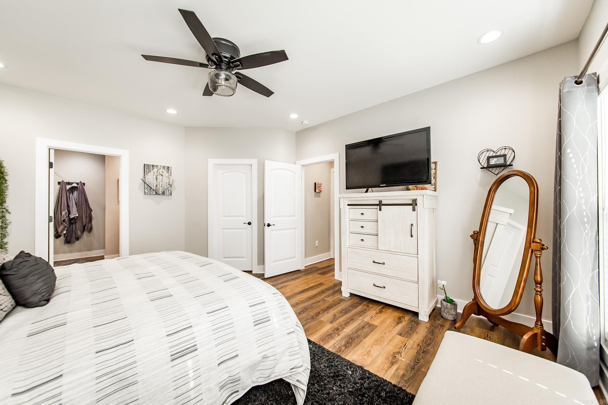 ISLAND SHORES - Residential