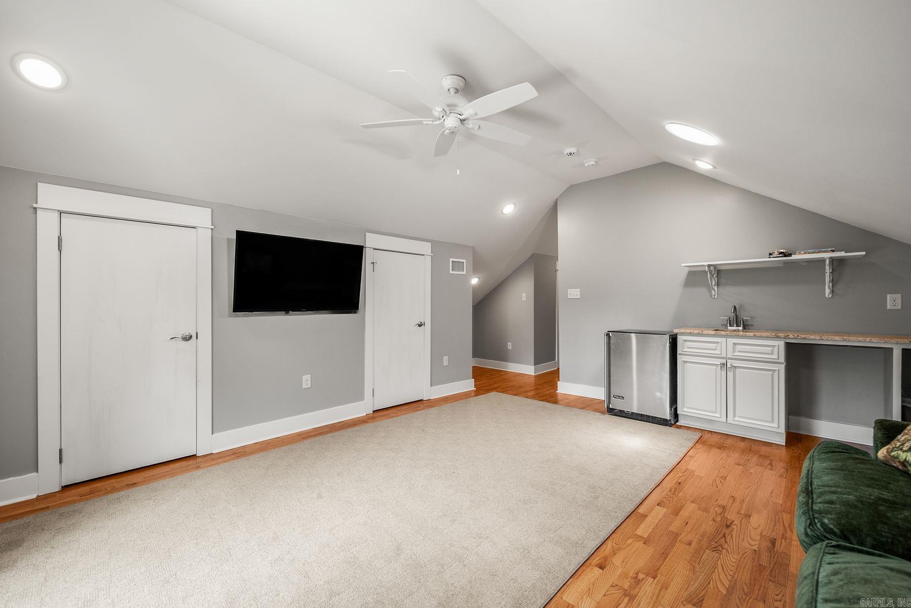 HILLCREST - Residential
