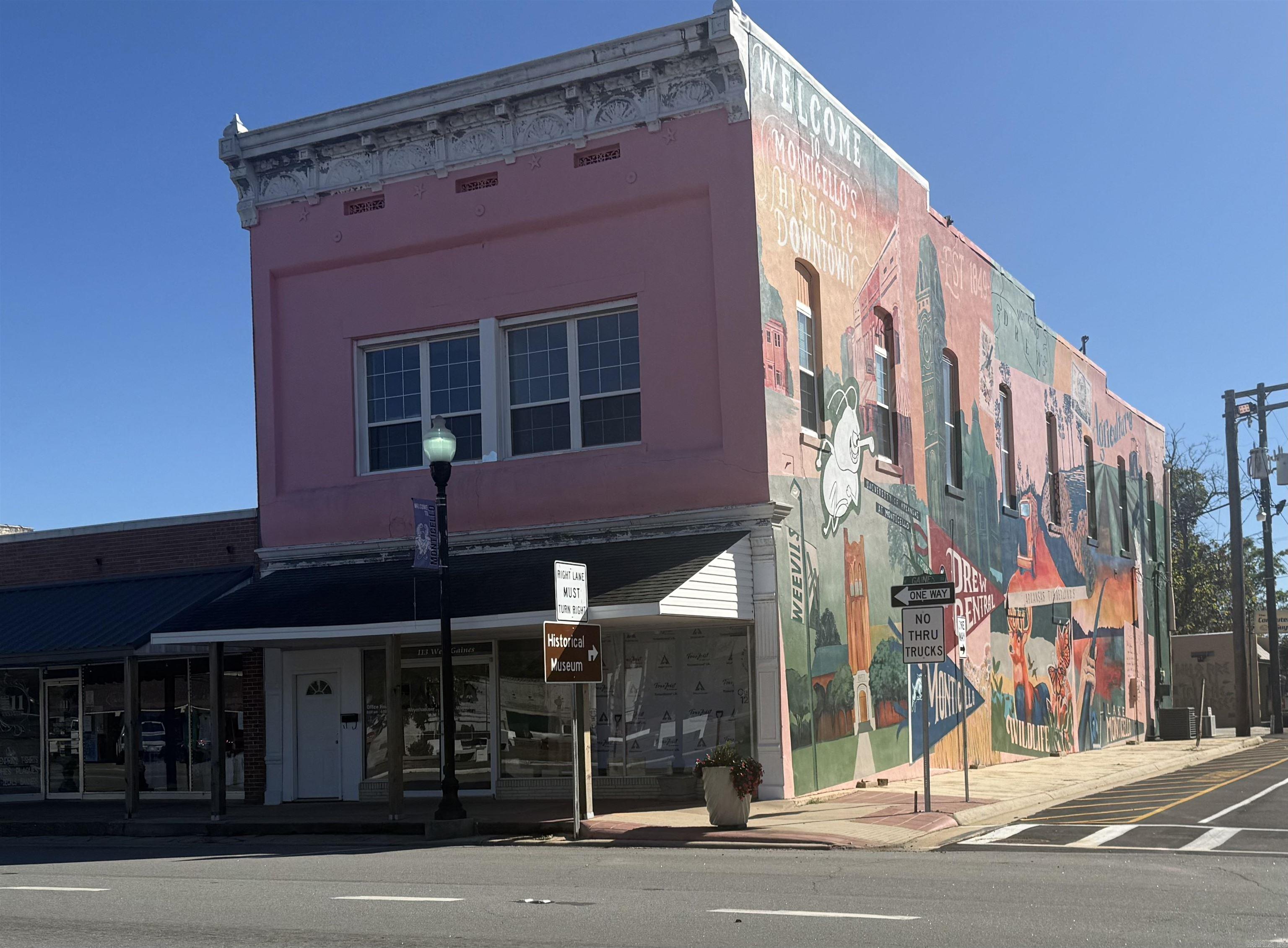 Main image without alt text