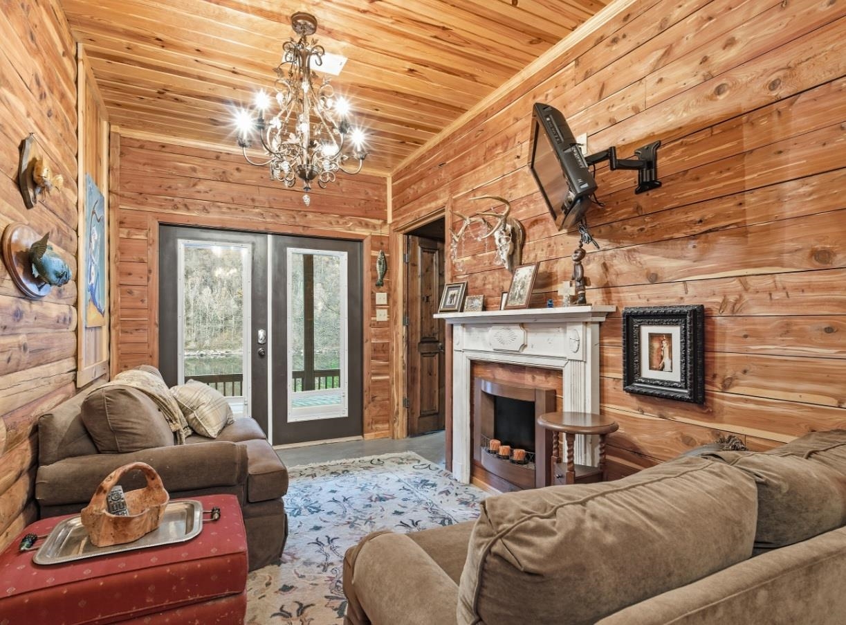 WHITE RIVER ESTATES - Residential