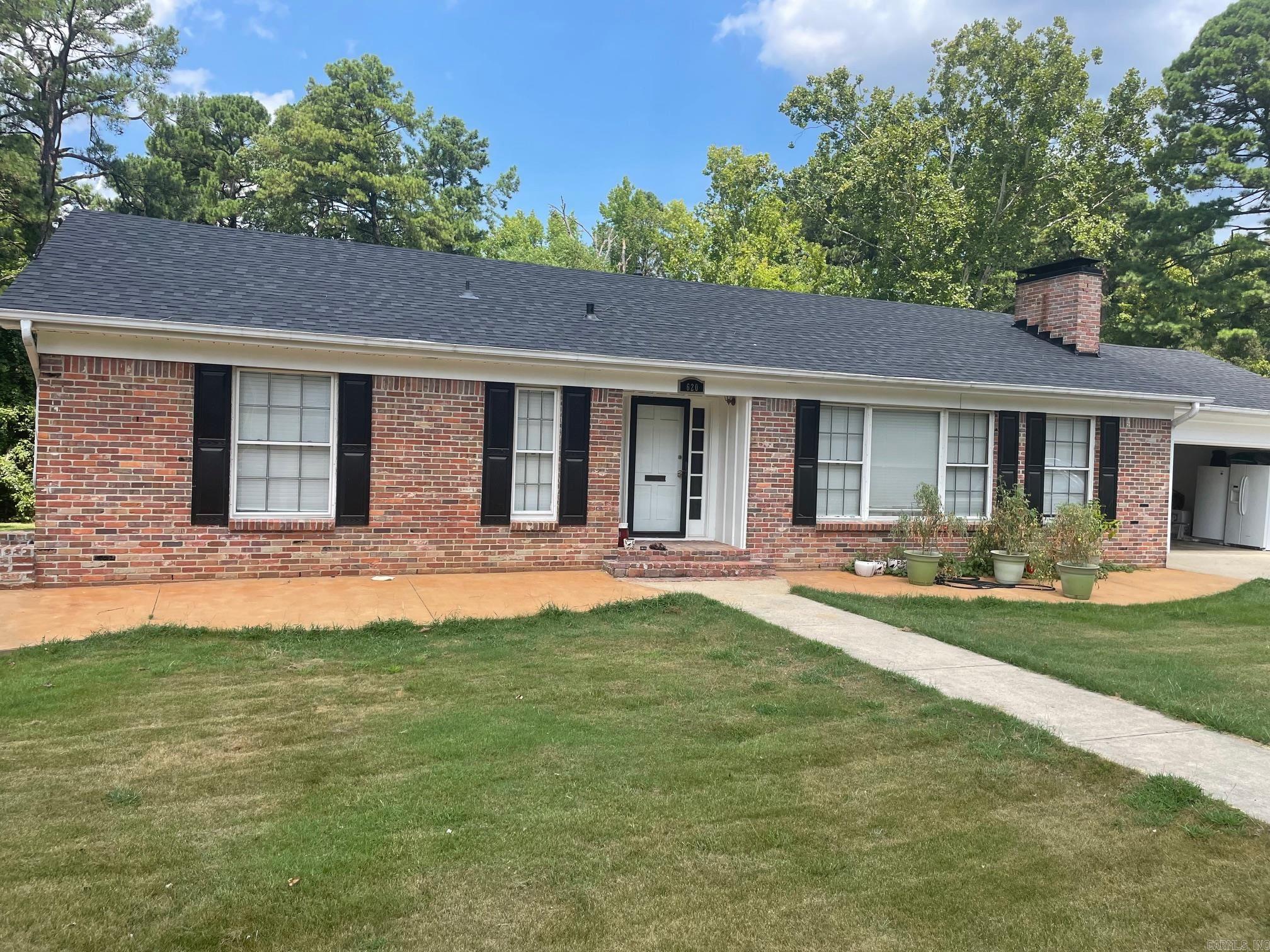 Beautiful 4,072 Sqft Executive Home in the Hart of Benton. Has 3 or 4 Bedrooms, 2 Separate Living Areas, 2 Laundry Rooms (one Upstairs and One Down)Private Outside Patio Area, Convenient to All Down Businesses, Hospital, and Entertainment. Downstairs is 1860 sqft Features 2 Bedrooms, Full Bath,Separate Laundry, and Family Room That Could Be Used as a 4th Bedroom. This Home Was Made For Hosting and Comfortable Living!!!