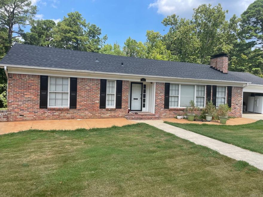 Beautiful 4,072 Sqft Executive Home in the Hart of Benton. Has 3 or 4 Bedrooms, 2 Separate Living Areas, 2 Laundry Rooms (one Upstairs and One Down)Private Outside Patio Area, Convenient to All Down Businesses, Hospital, and Entertainment. Downstairs is 1860 sqft Features 2 Bedrooms, Full Bath,Separate Laundry, and Family Room That Could Be Used as a 4th Bedroom. This Home Was Made For Hosting and Comfortable Living!!!